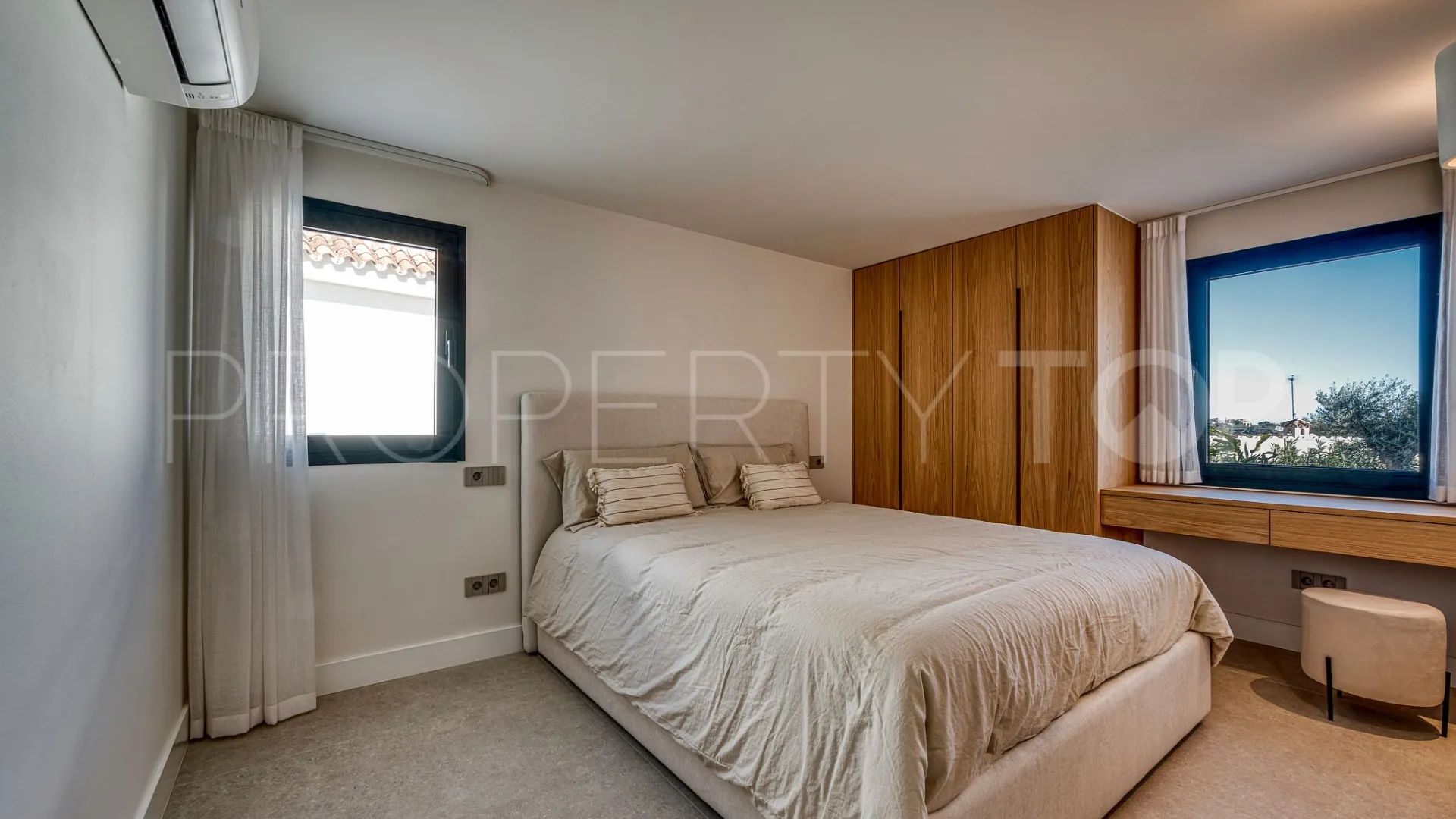 Buy 5 bedrooms villa in El Rosario