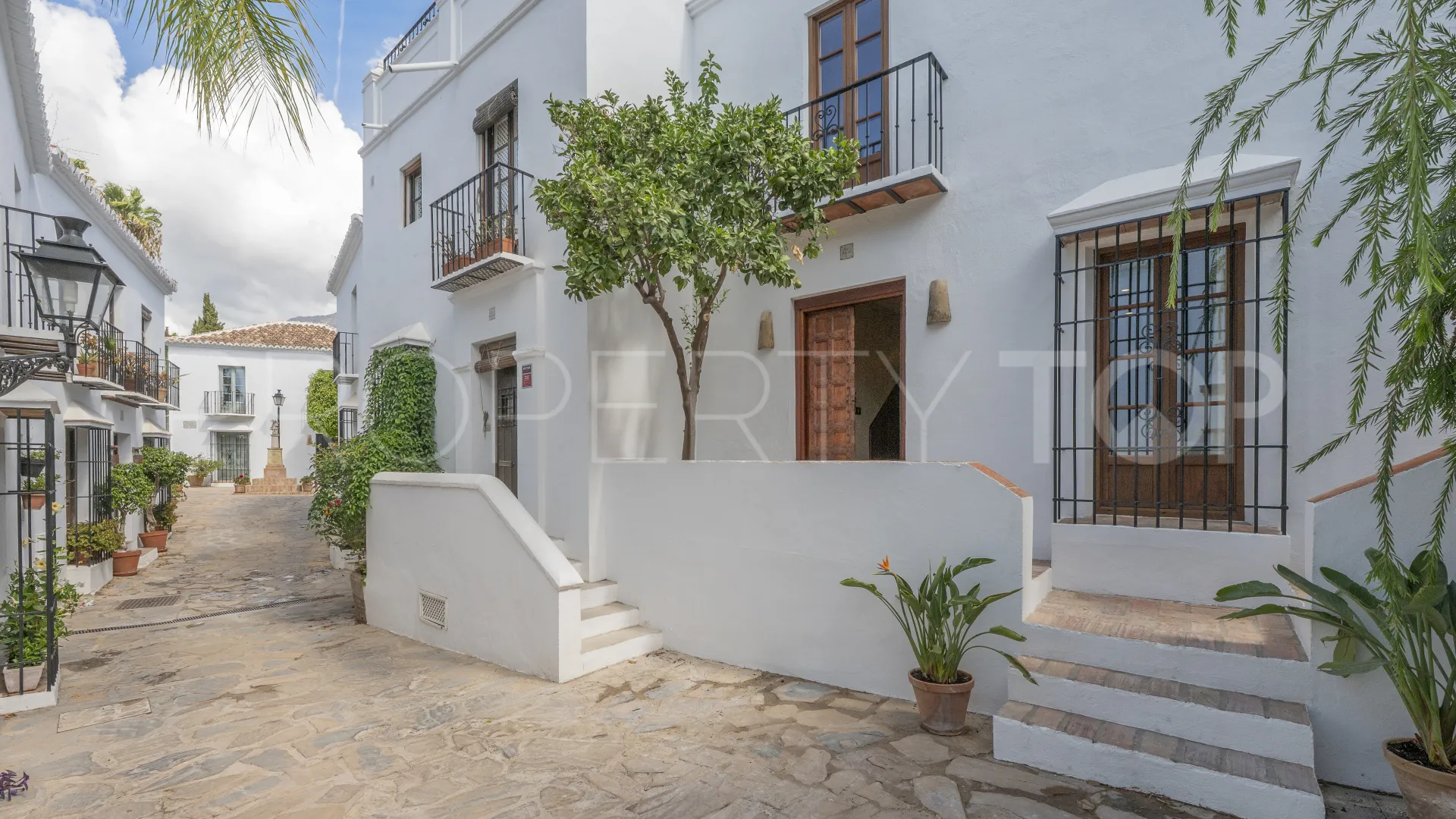 For sale town house with 2 bedrooms in Golden Mile