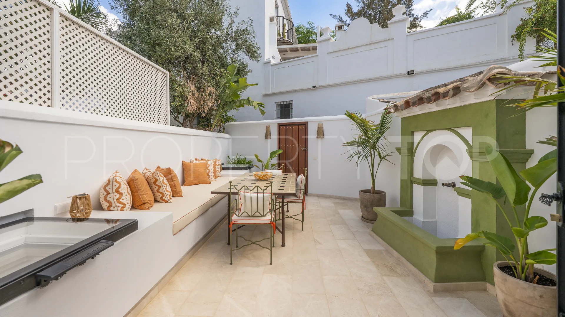 For sale town house with 2 bedrooms in Golden Mile