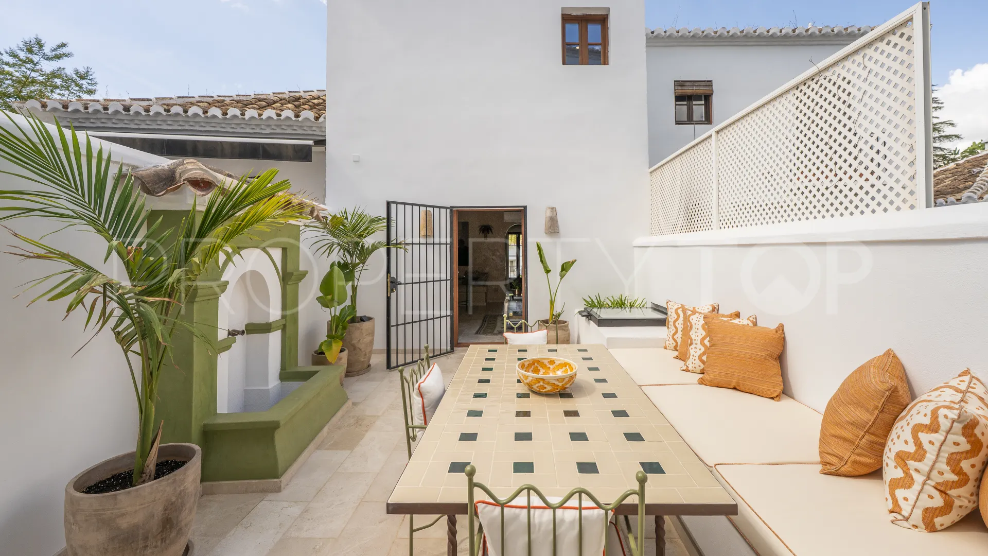 For sale town house with 2 bedrooms in Golden Mile