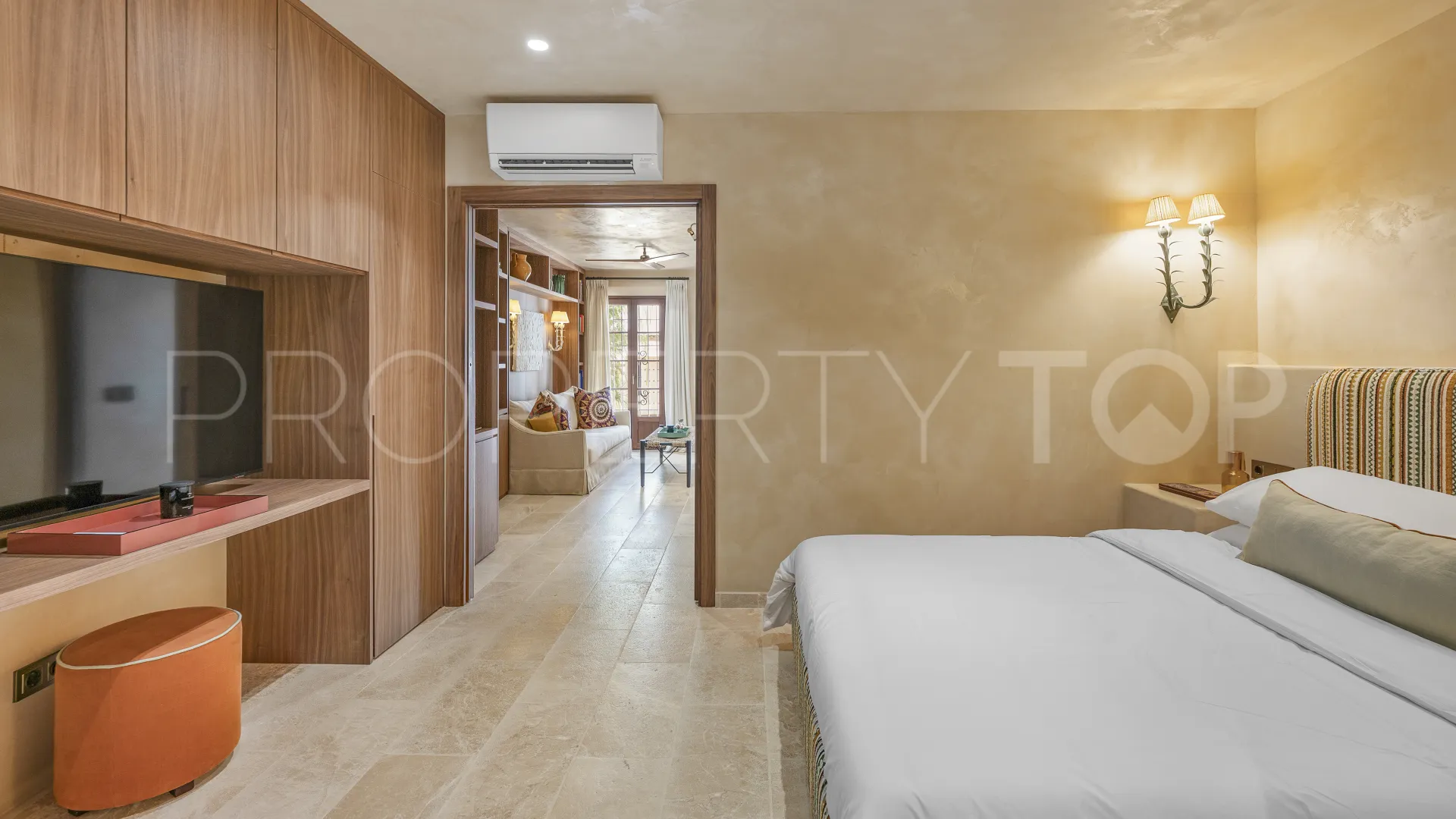 For sale town house with 2 bedrooms in Golden Mile