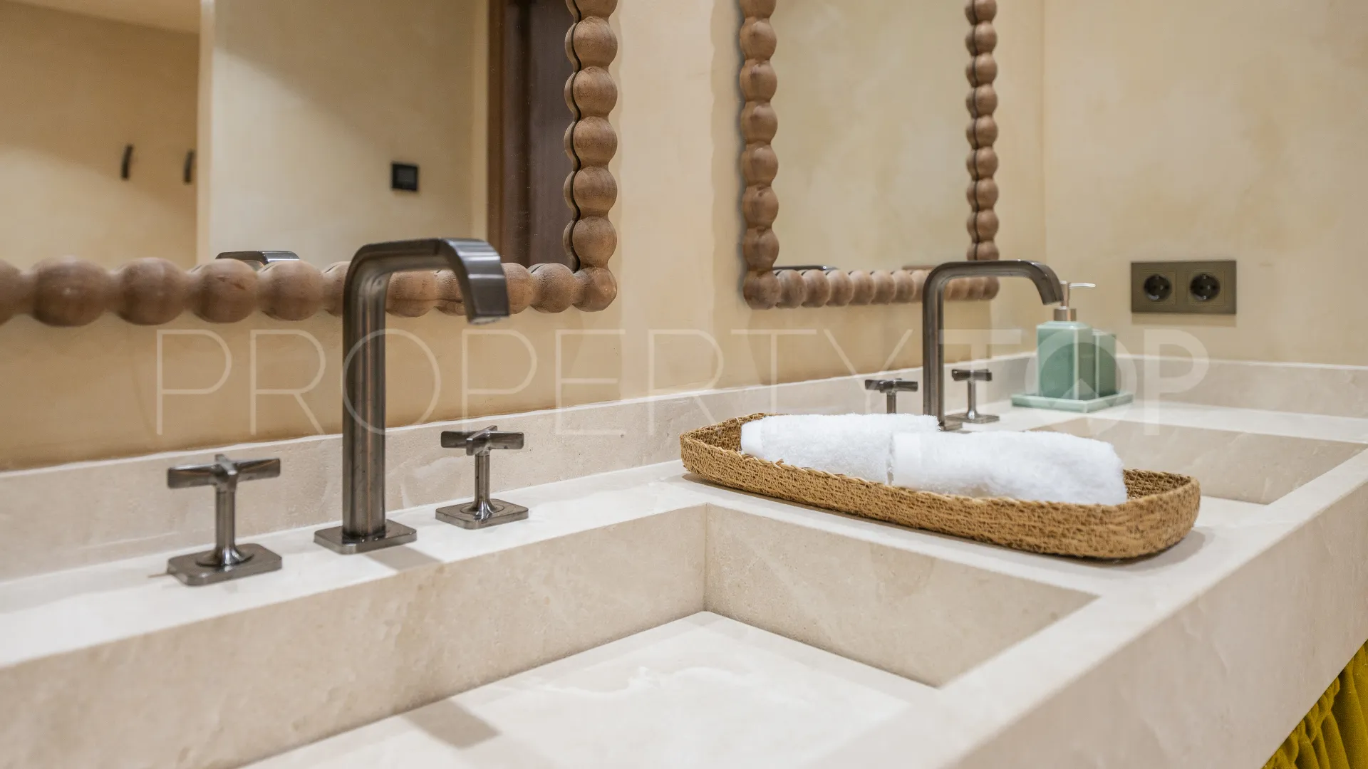 For sale town house with 2 bedrooms in Golden Mile