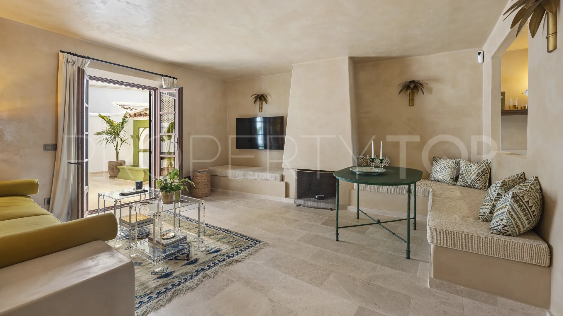 For sale town house with 2 bedrooms in Golden Mile