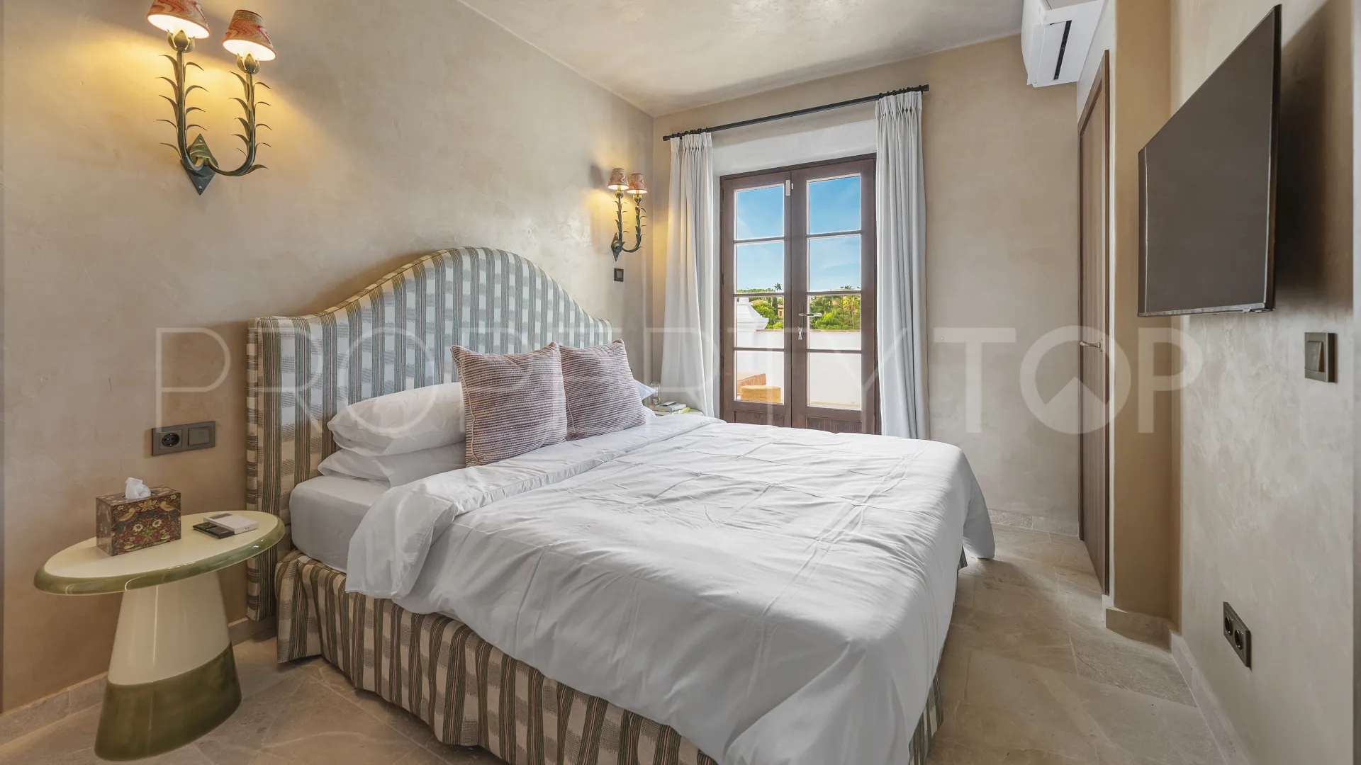 For sale town house with 2 bedrooms in Golden Mile