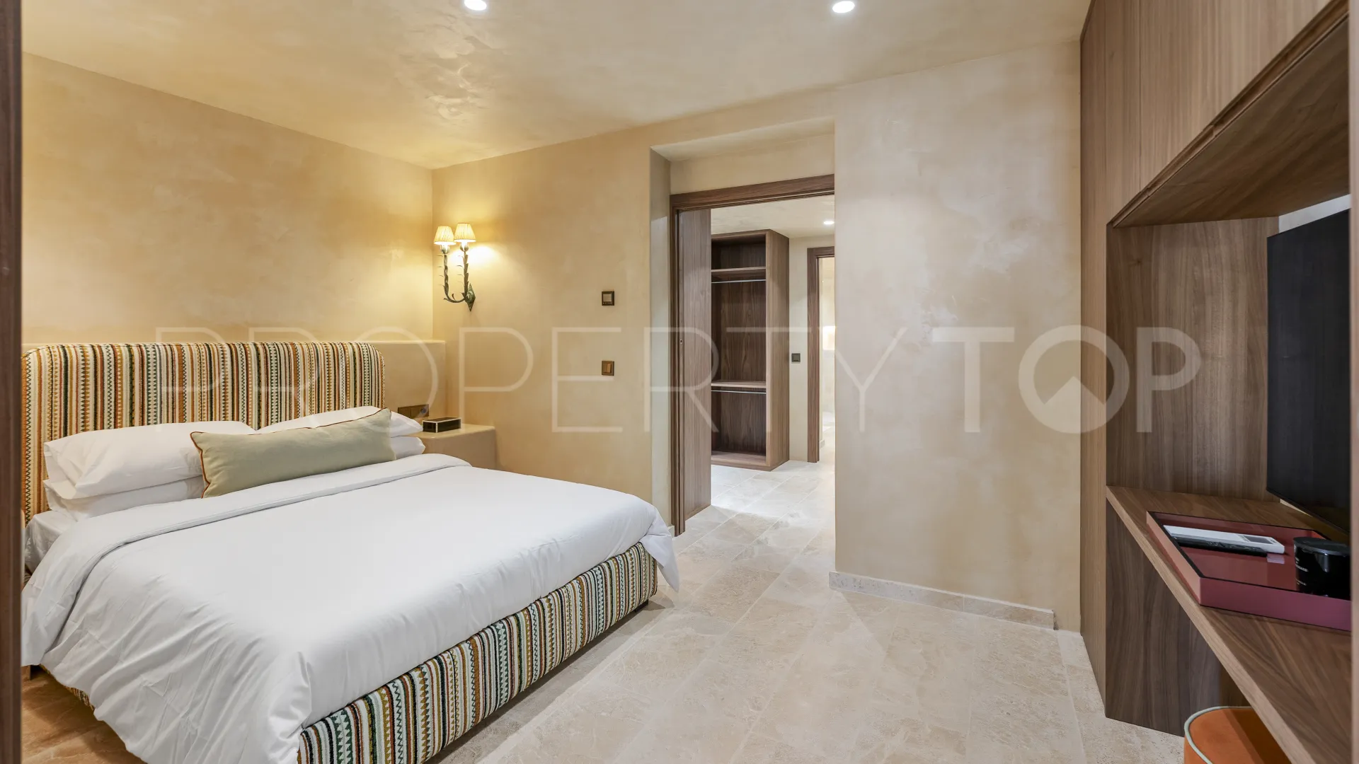 For sale town house with 2 bedrooms in Golden Mile