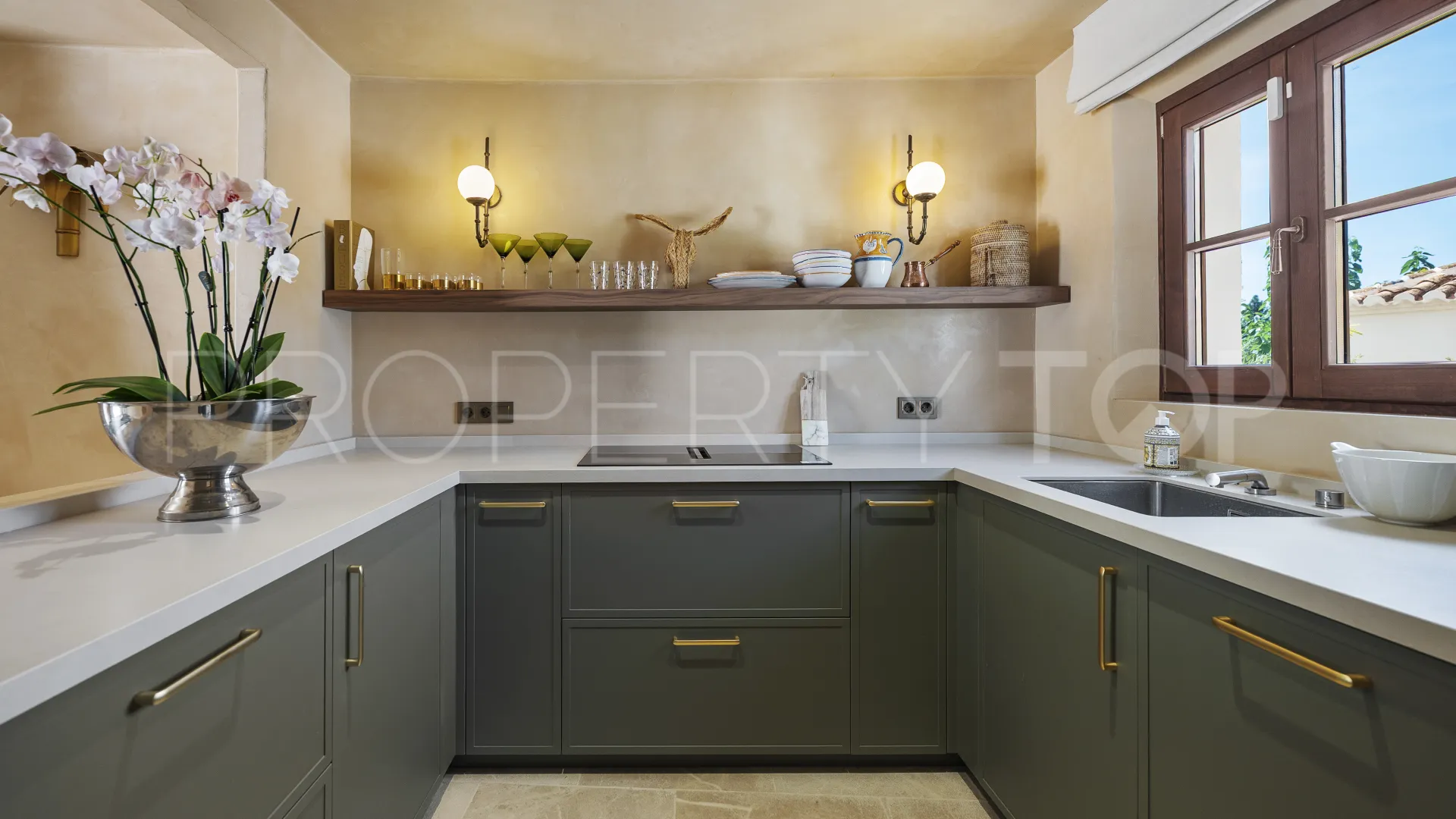For sale town house with 2 bedrooms in Golden Mile