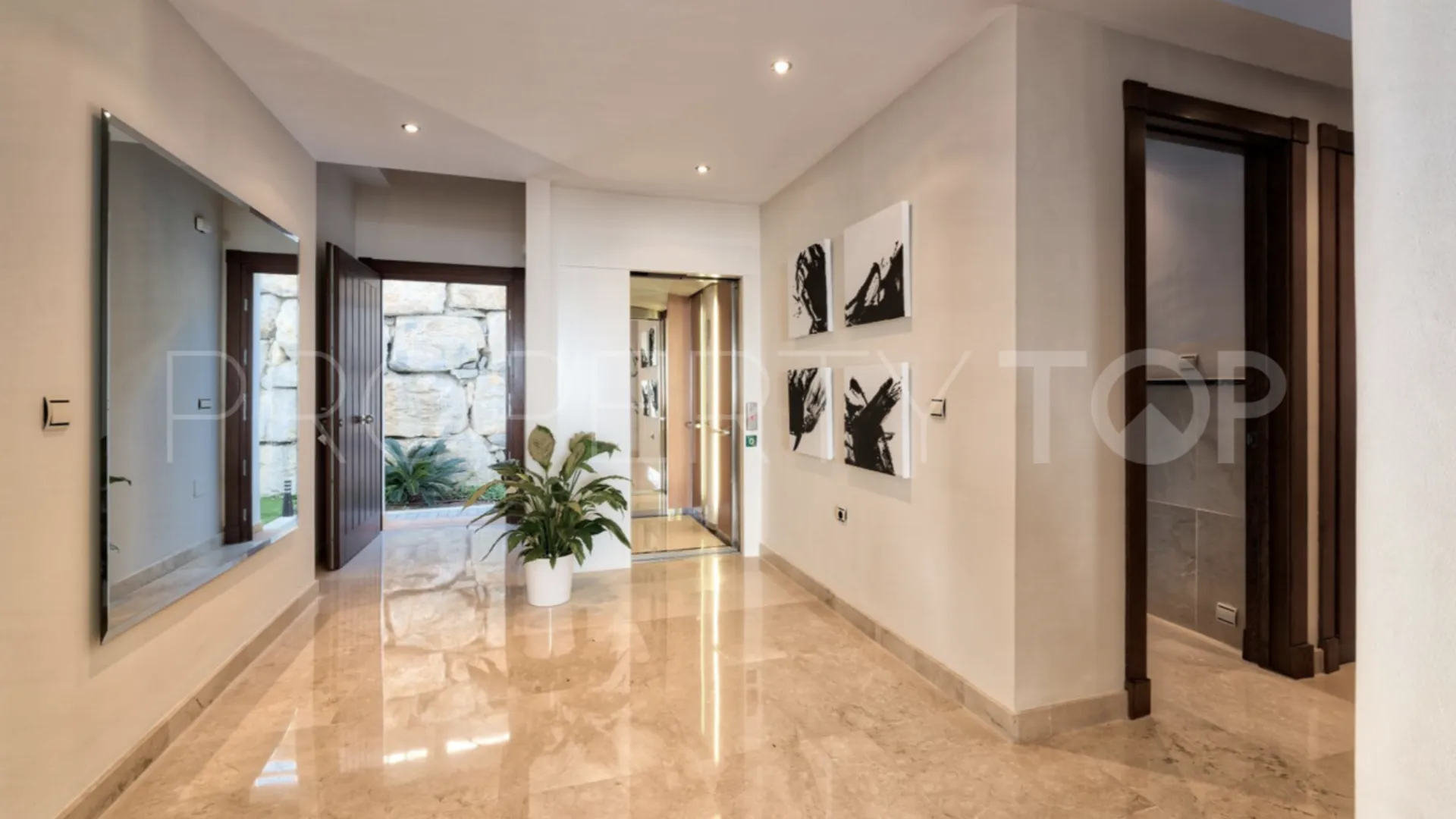 For sale villa in Benahavis Centro