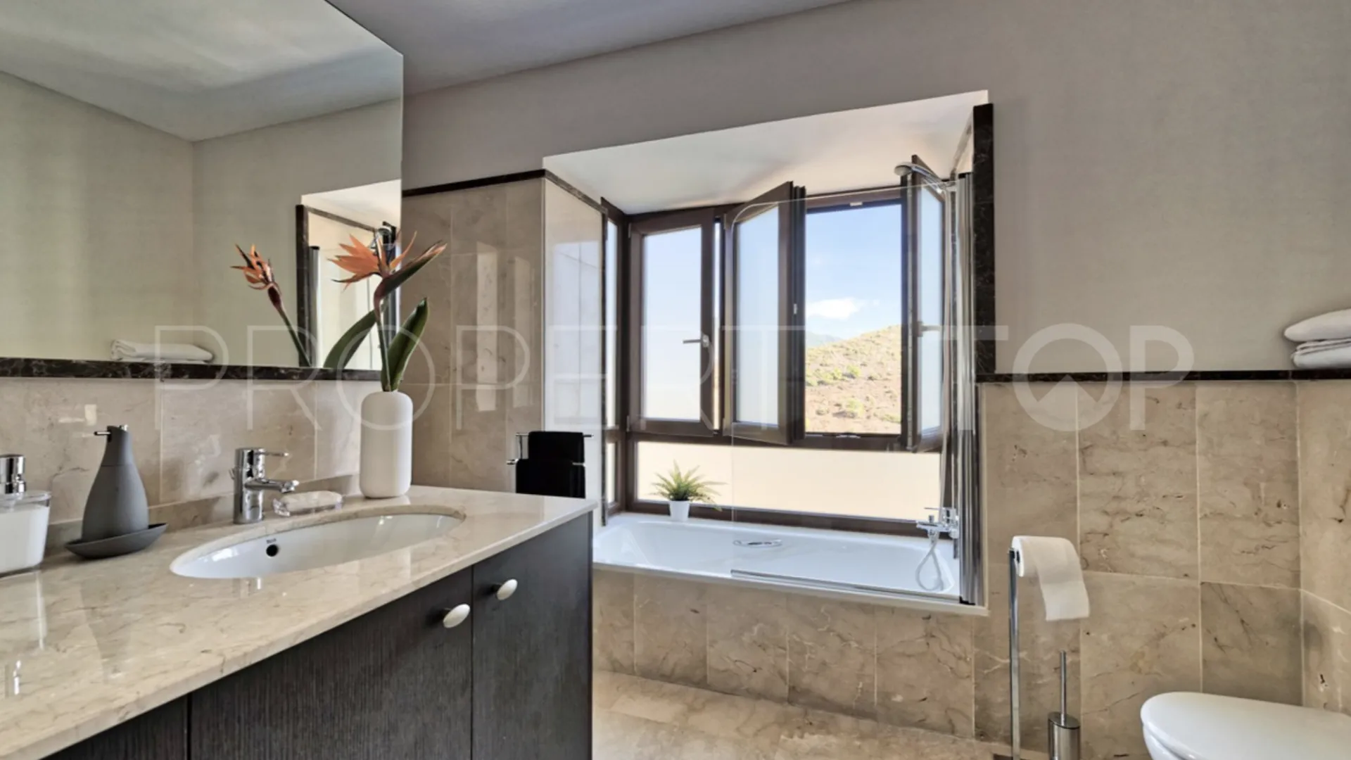 For sale villa in Benahavis Centro