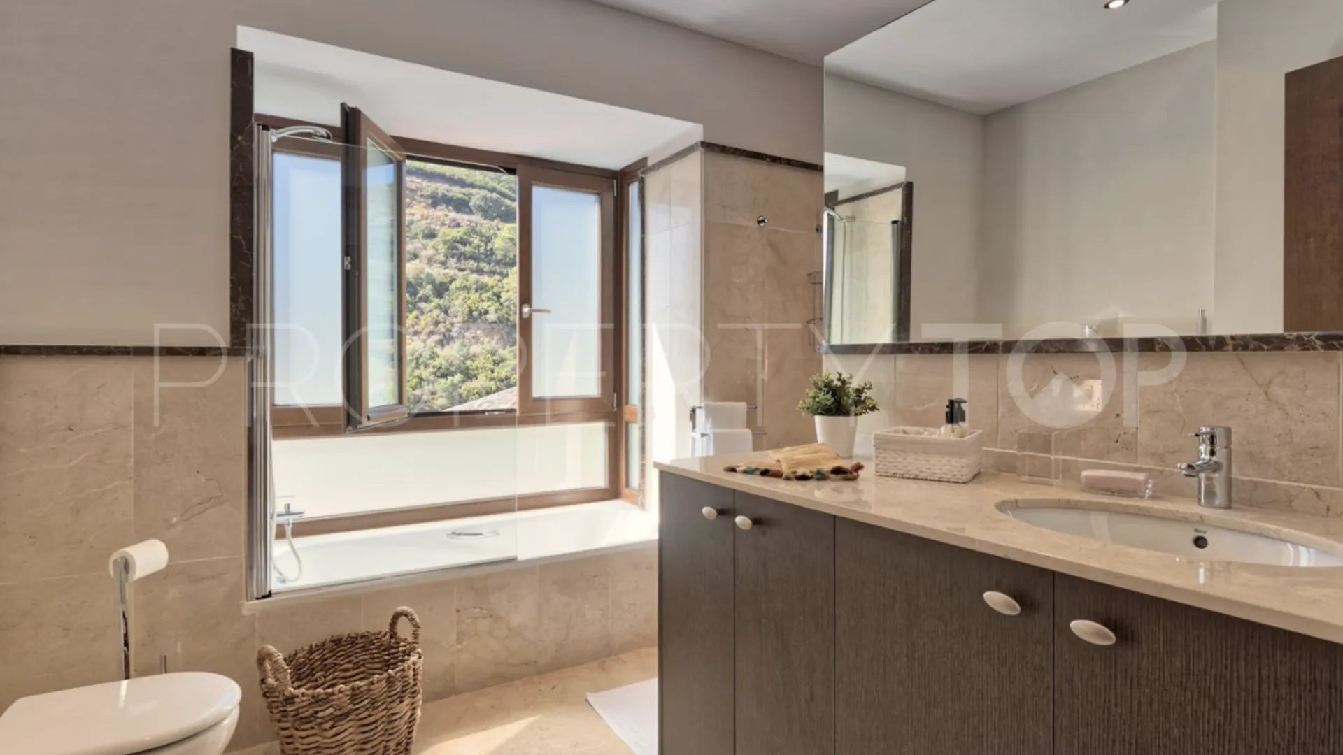 For sale villa in Benahavis Centro