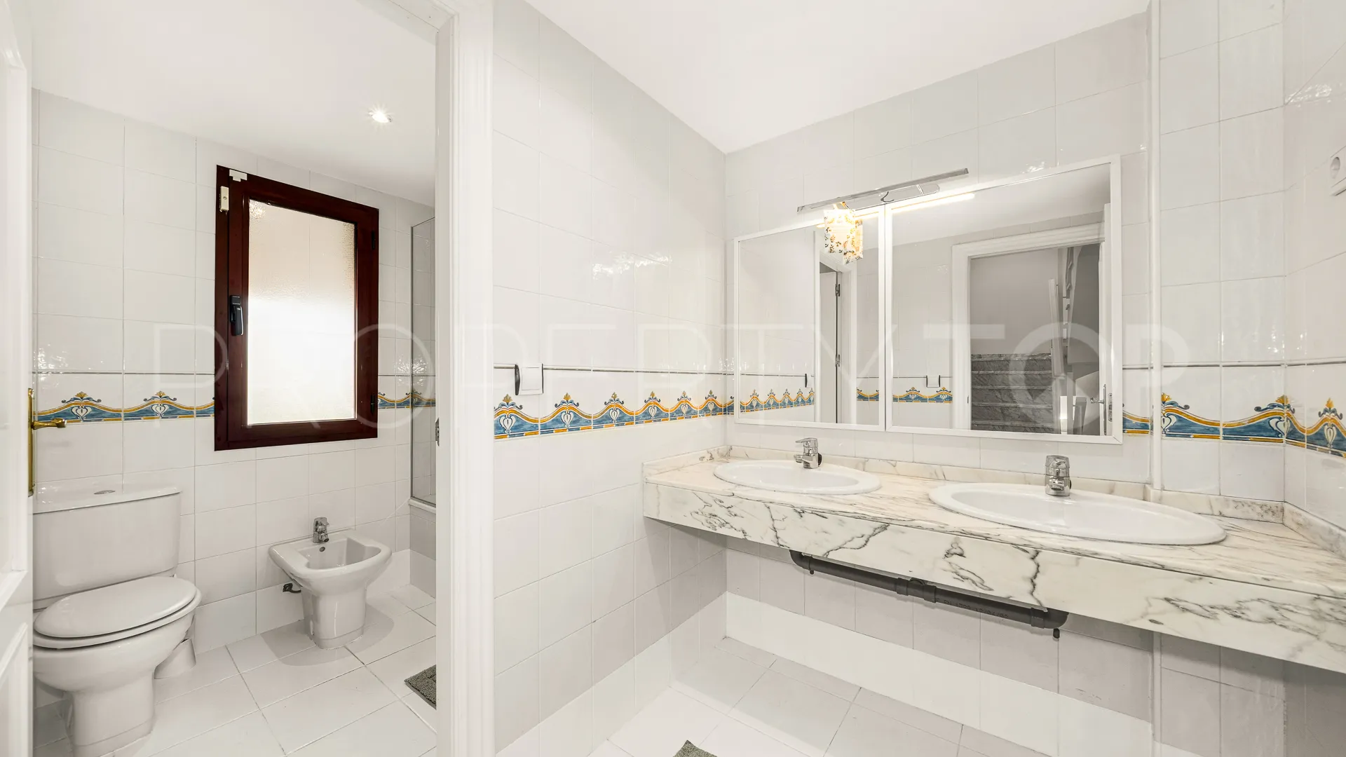 4 bedrooms town house in Golden Mile for sale