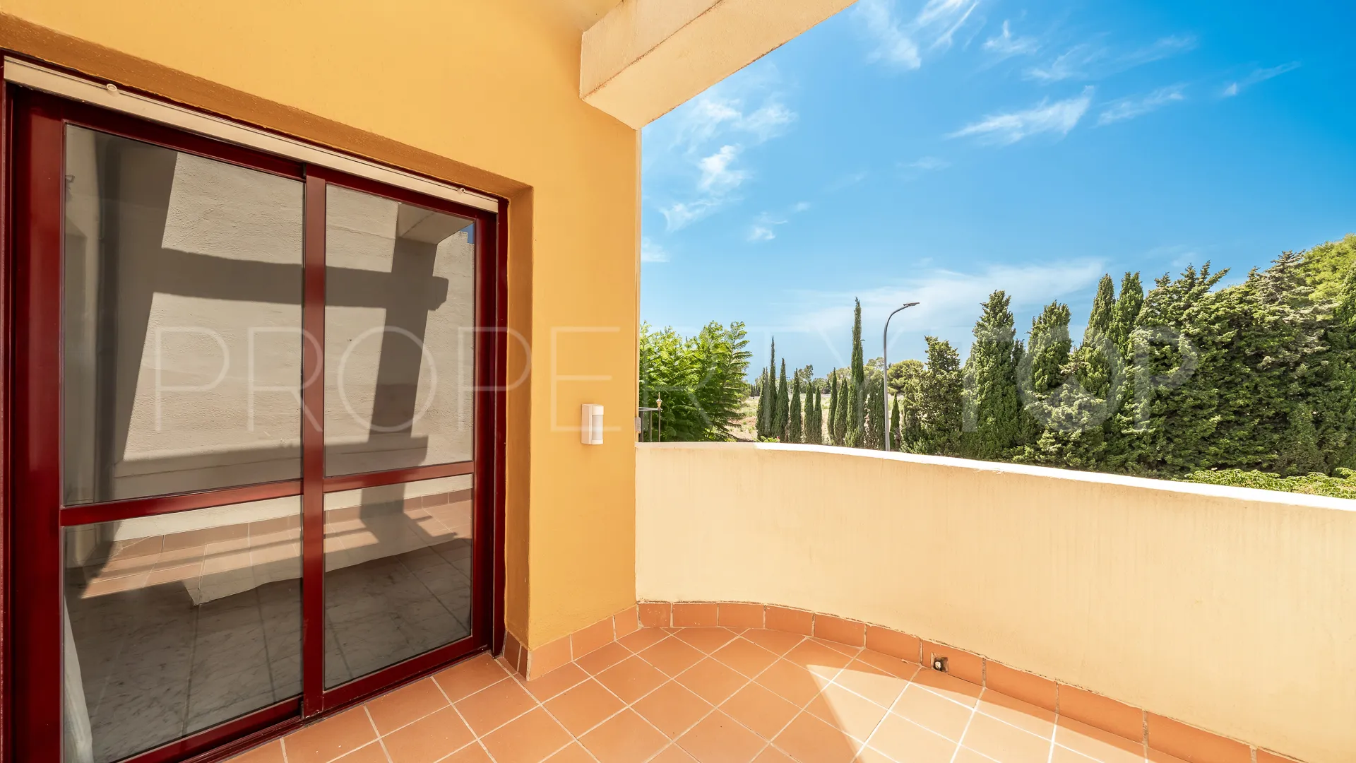 4 bedrooms town house in Golden Mile for sale