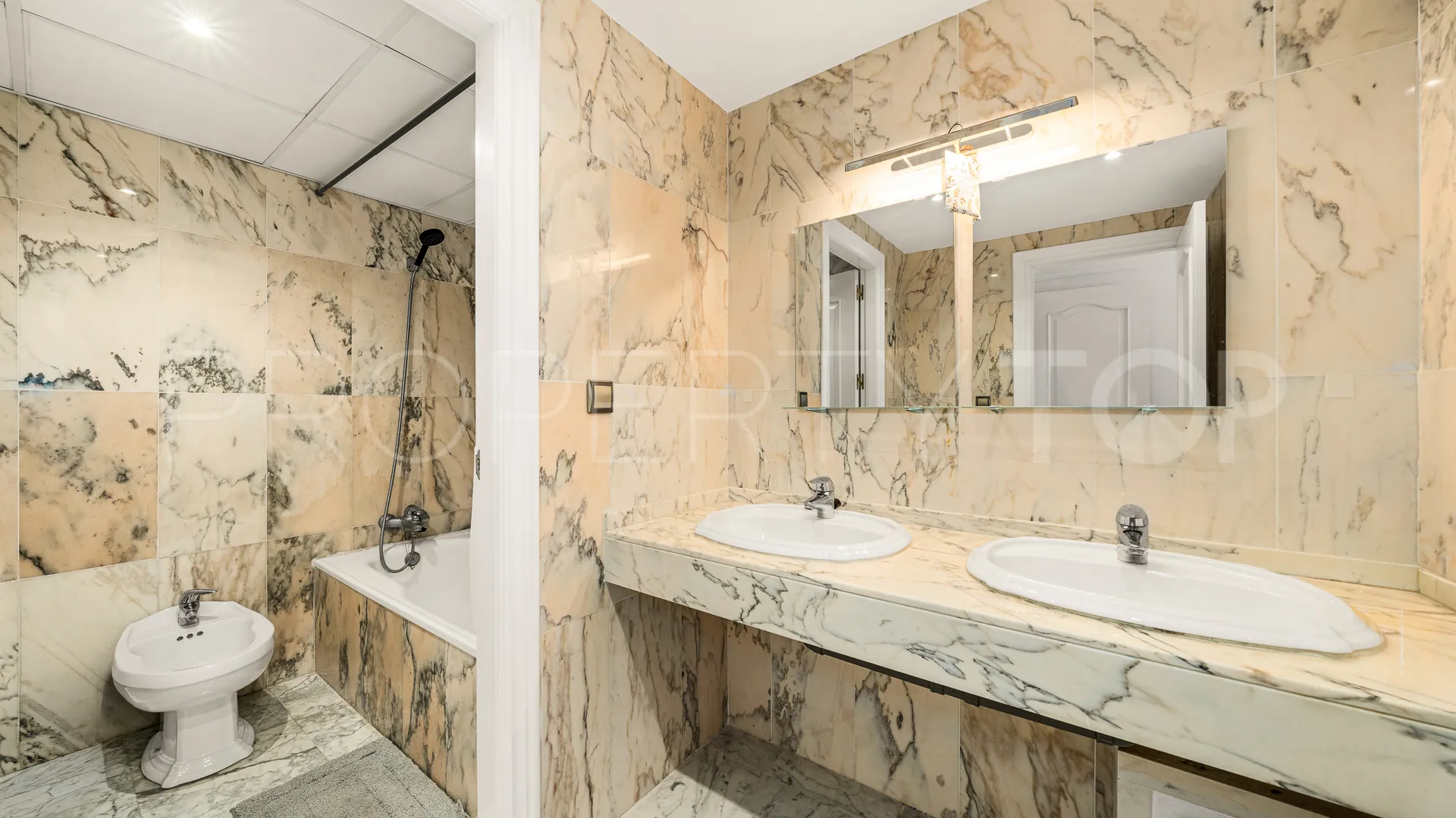 4 bedrooms town house in Golden Mile for sale