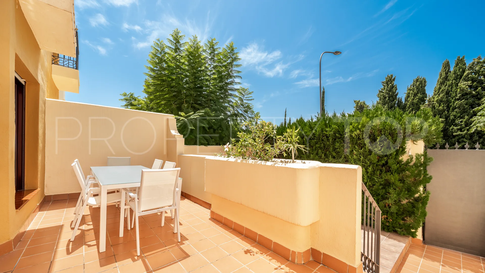 4 bedrooms town house in Golden Mile for sale