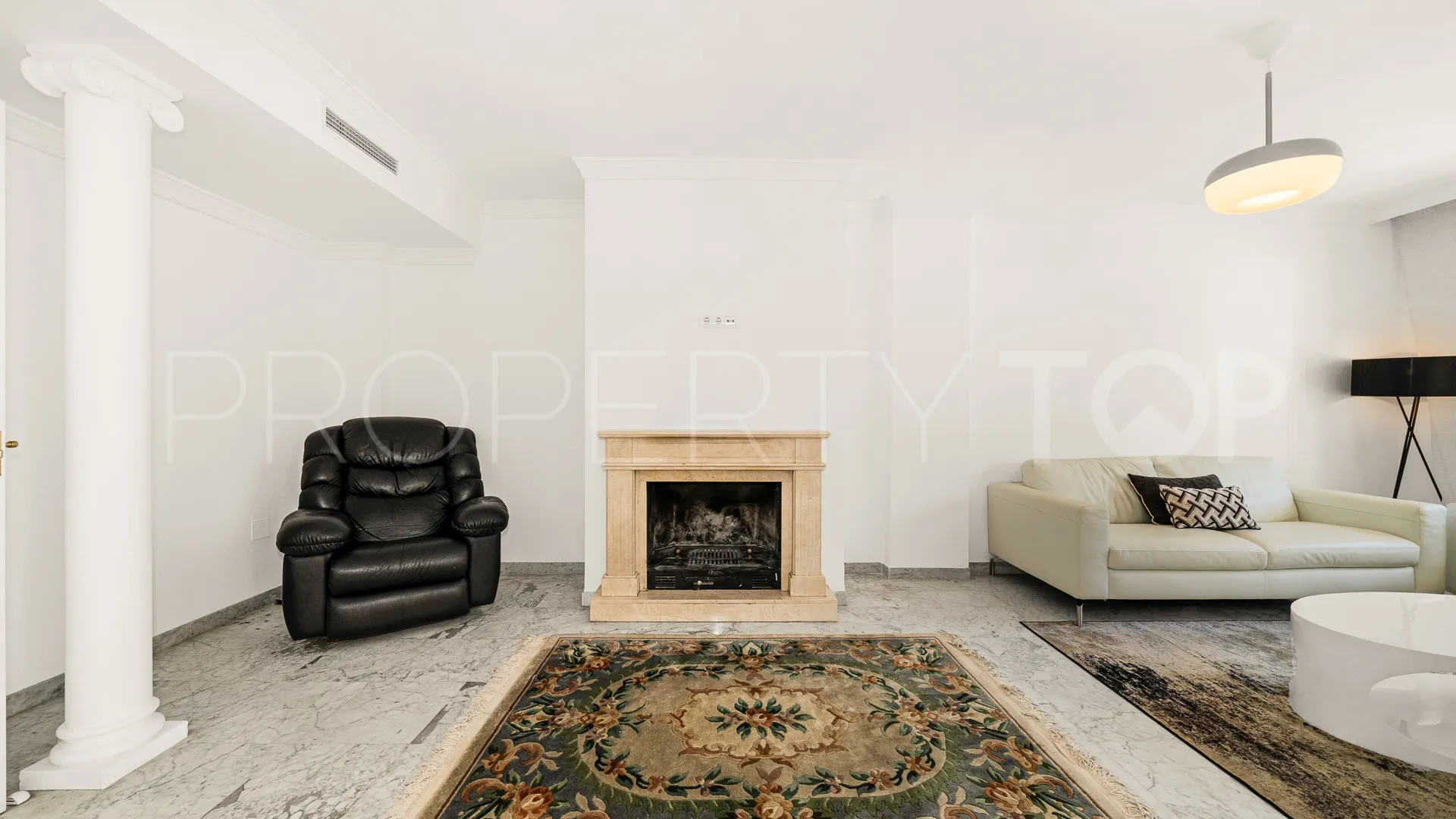 4 bedrooms town house in Golden Mile for sale