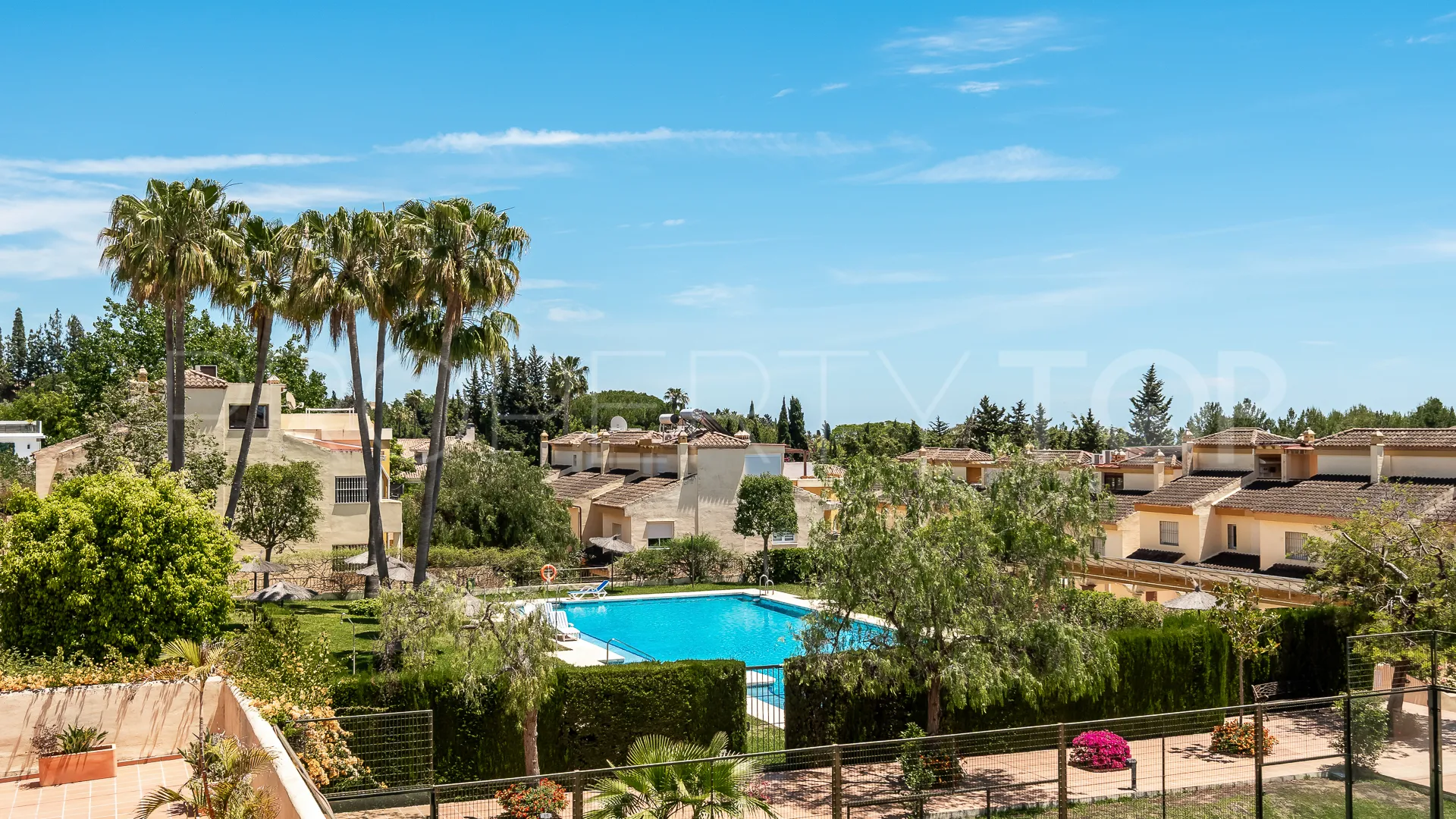 4 bedrooms town house in Golden Mile for sale