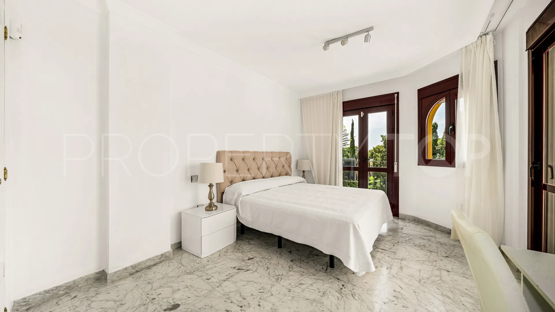 4 bedrooms town house in Golden Mile for sale