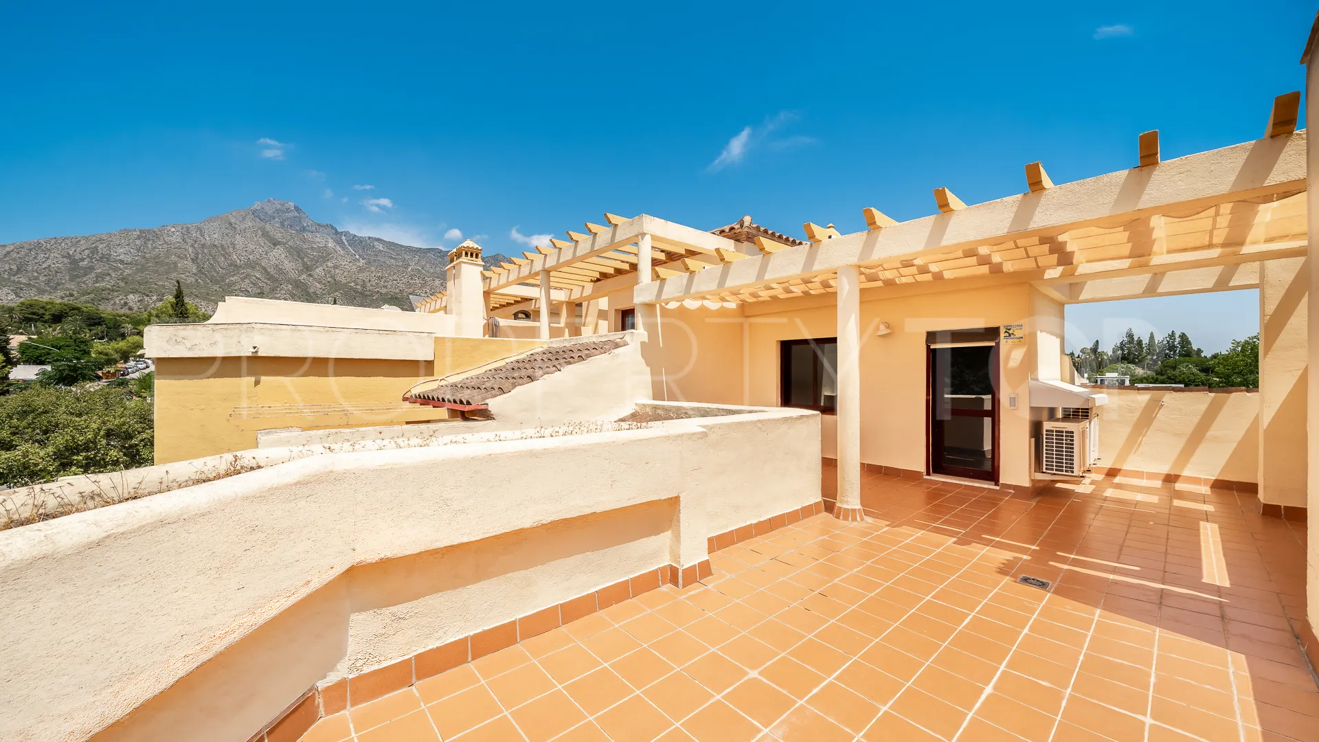 4 bedrooms town house in Golden Mile for sale