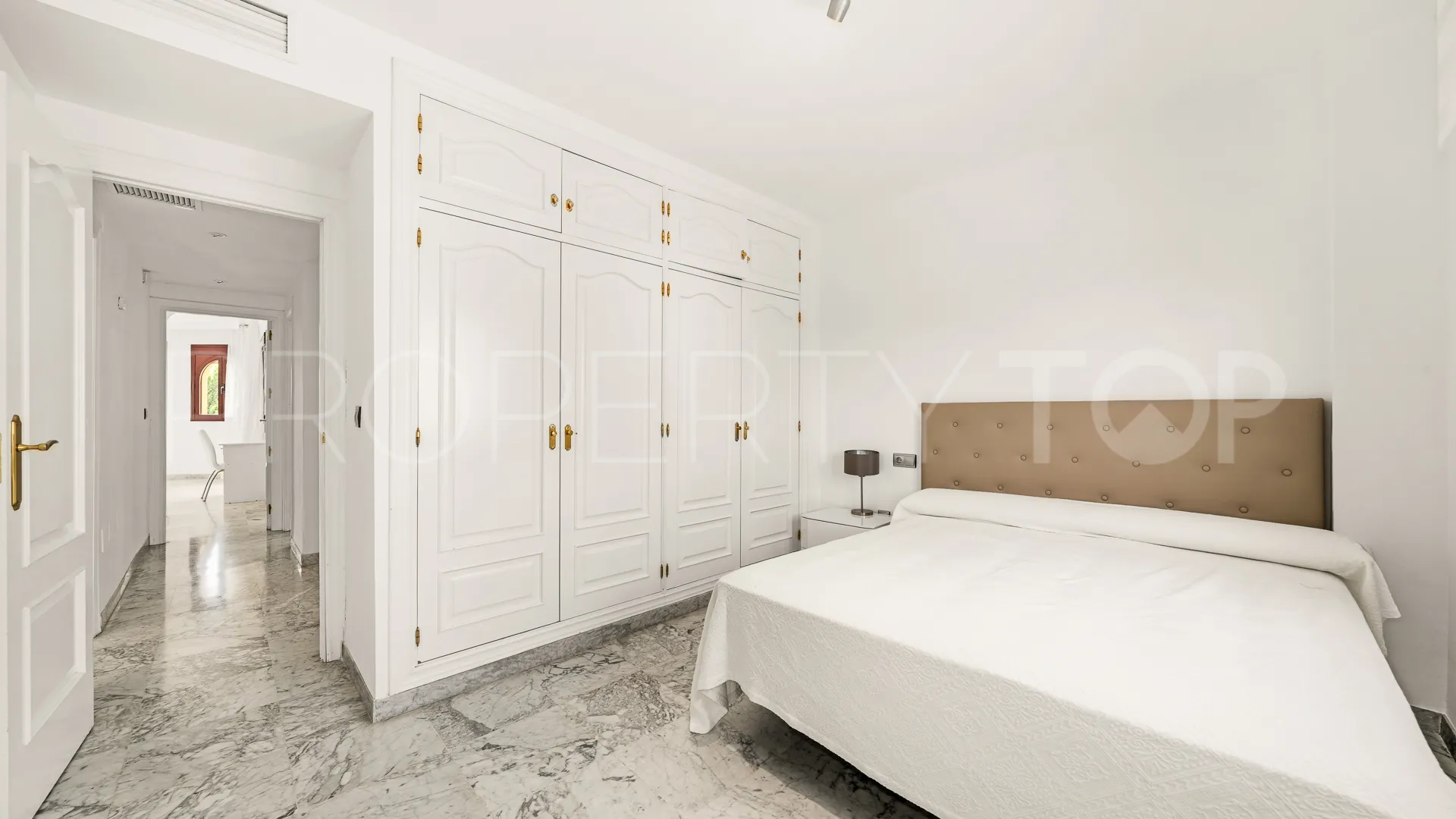 4 bedrooms town house in Golden Mile for sale