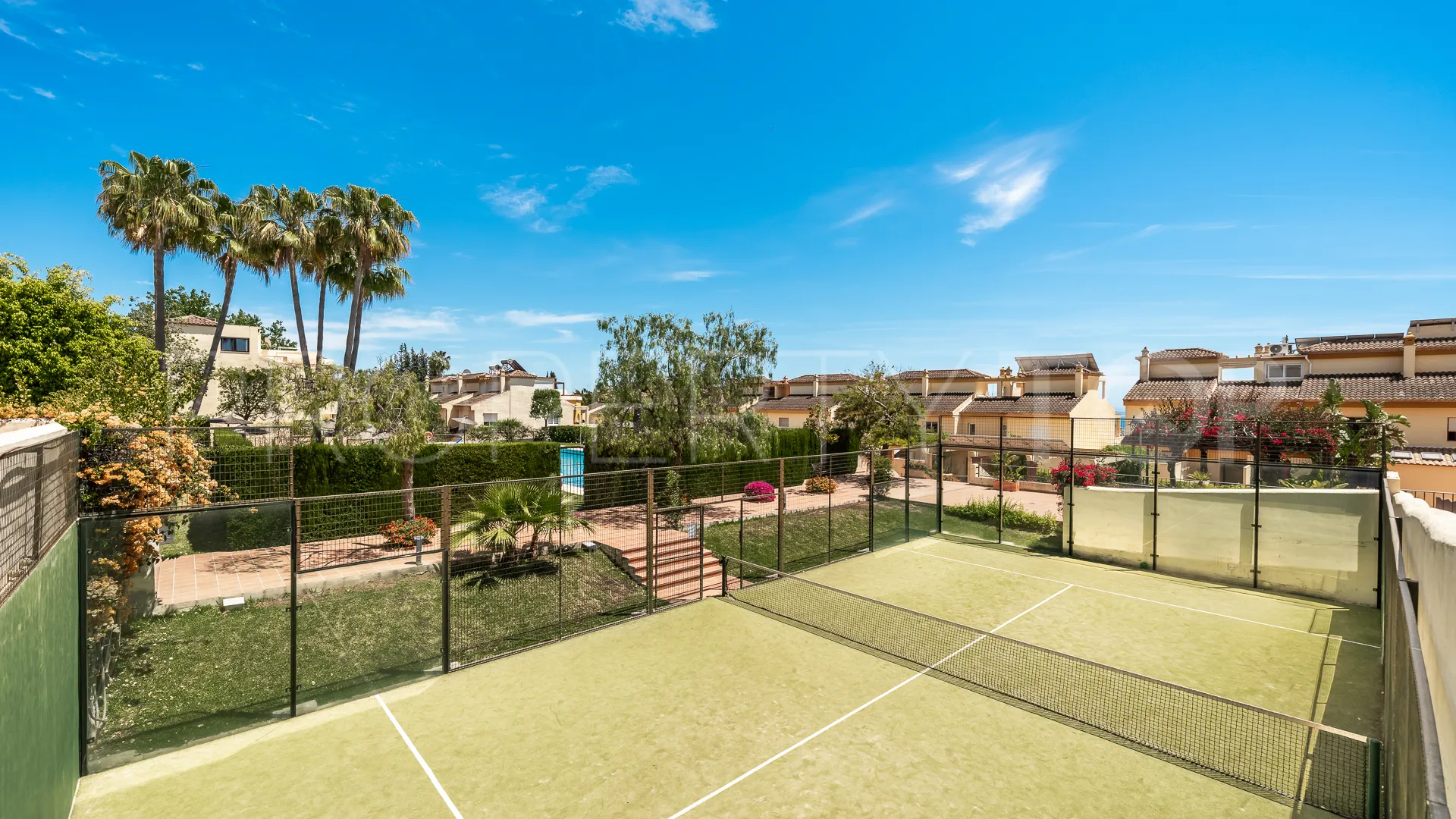 4 bedrooms town house in Golden Mile for sale