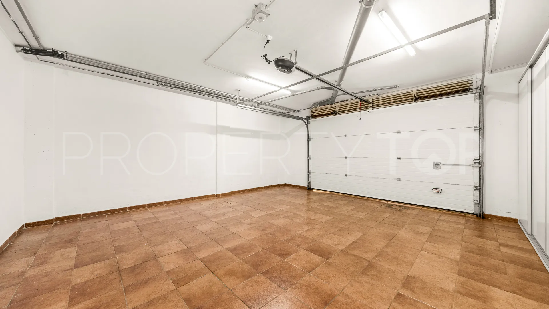 4 bedrooms town house in Golden Mile for sale
