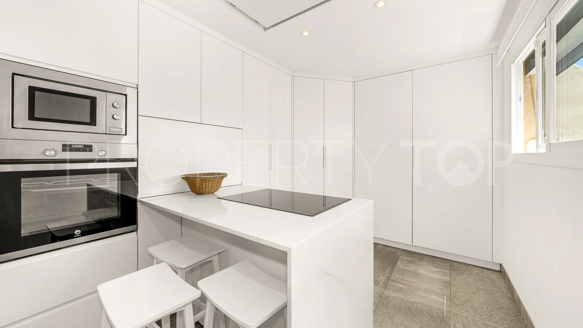 4 bedrooms town house in Golden Mile for sale