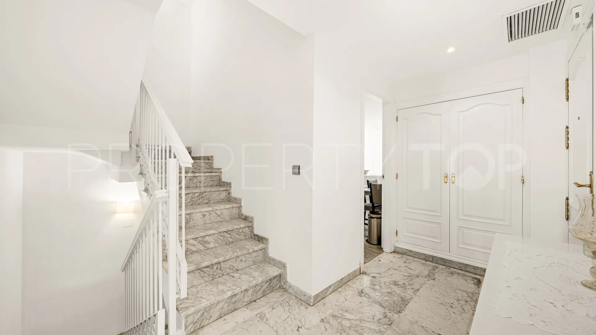 4 bedrooms town house in Golden Mile for sale