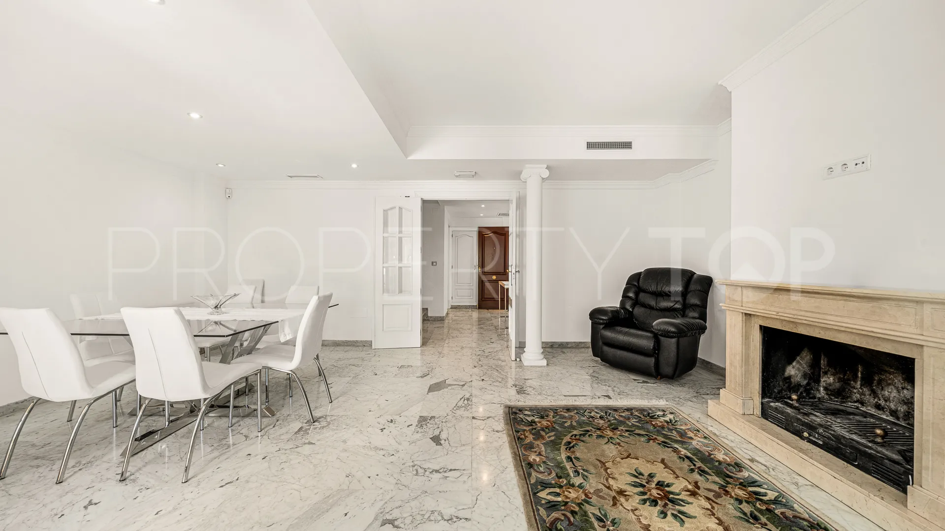 4 bedrooms town house in Golden Mile for sale