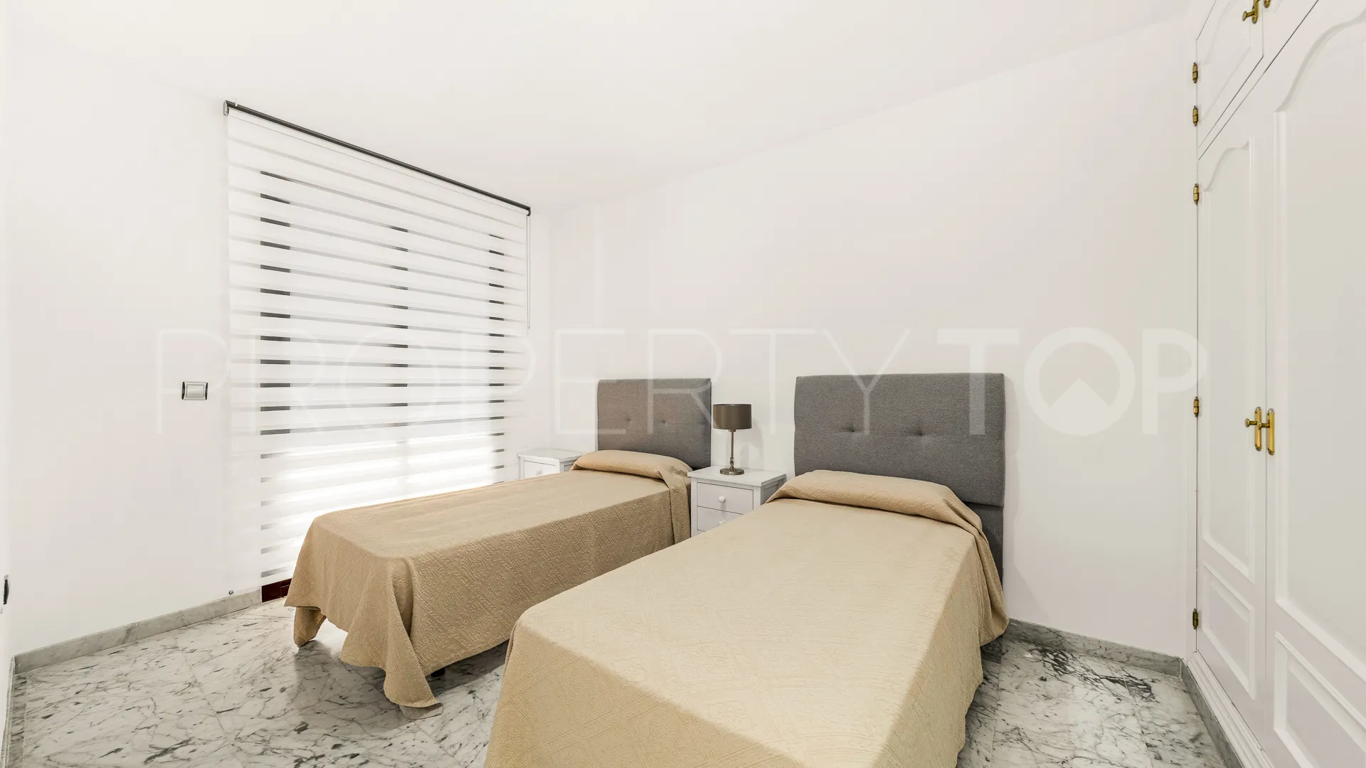 4 bedrooms town house in Golden Mile for sale