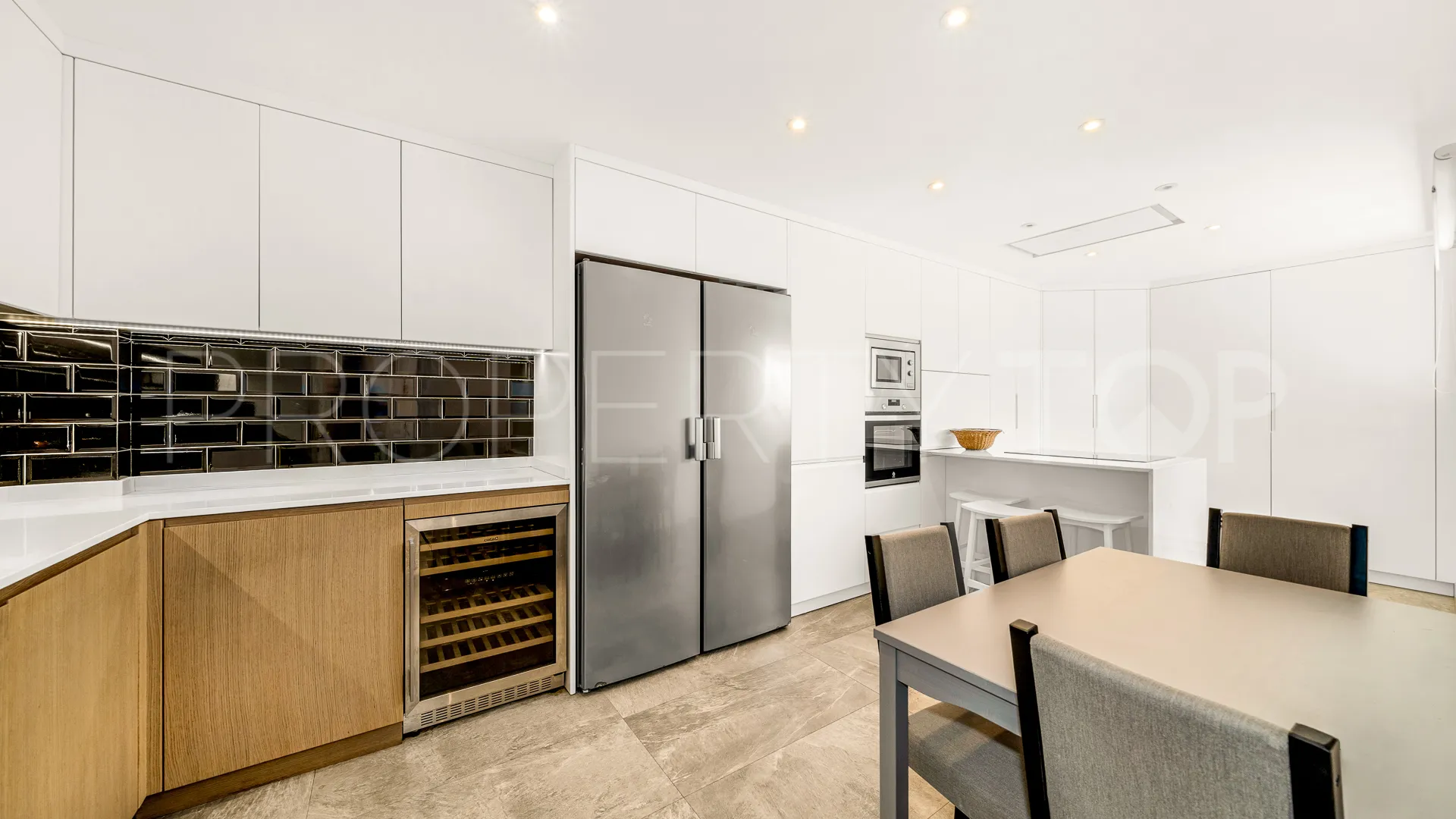 4 bedrooms town house in Golden Mile for sale
