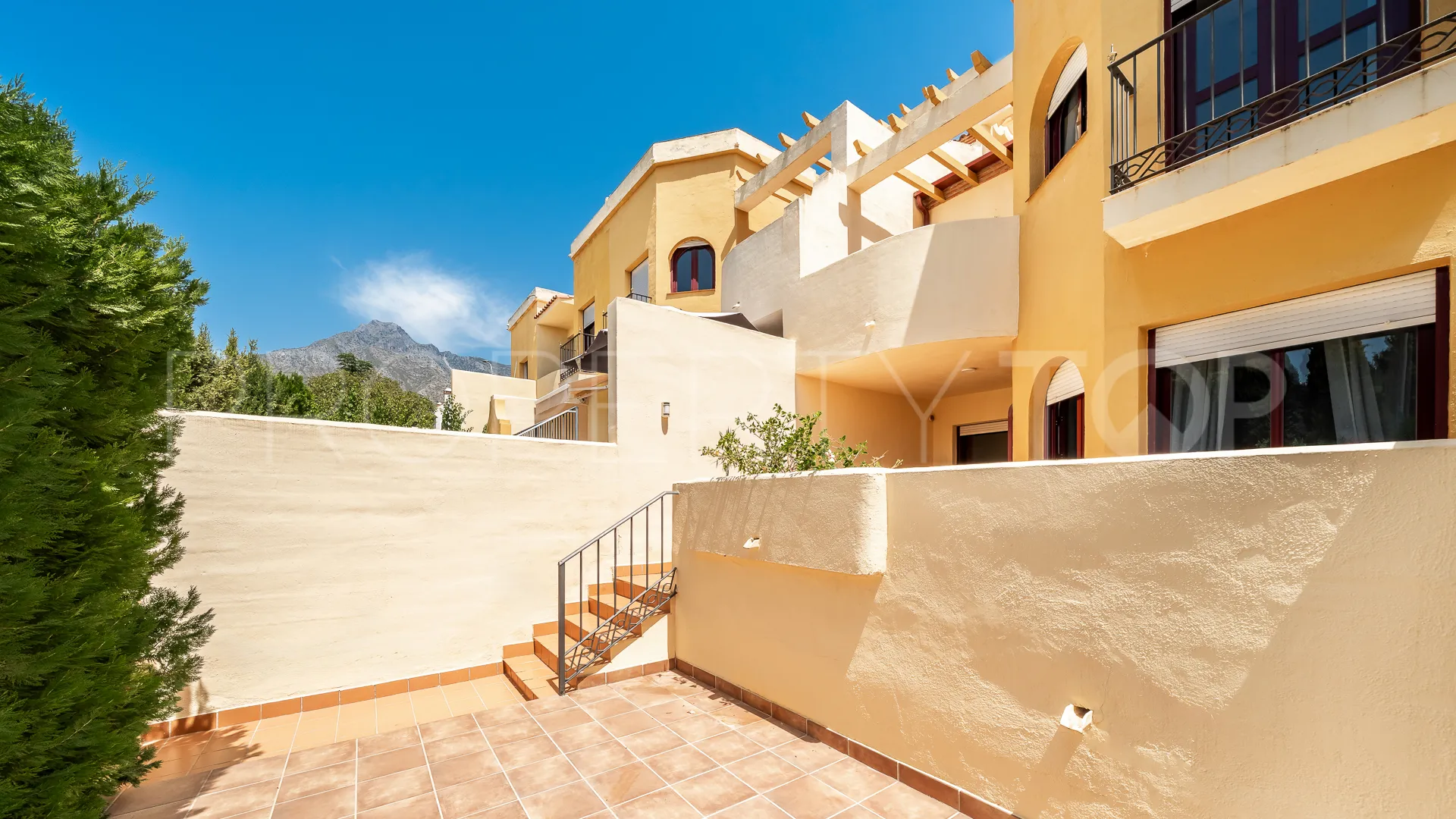 4 bedrooms town house in Golden Mile for sale