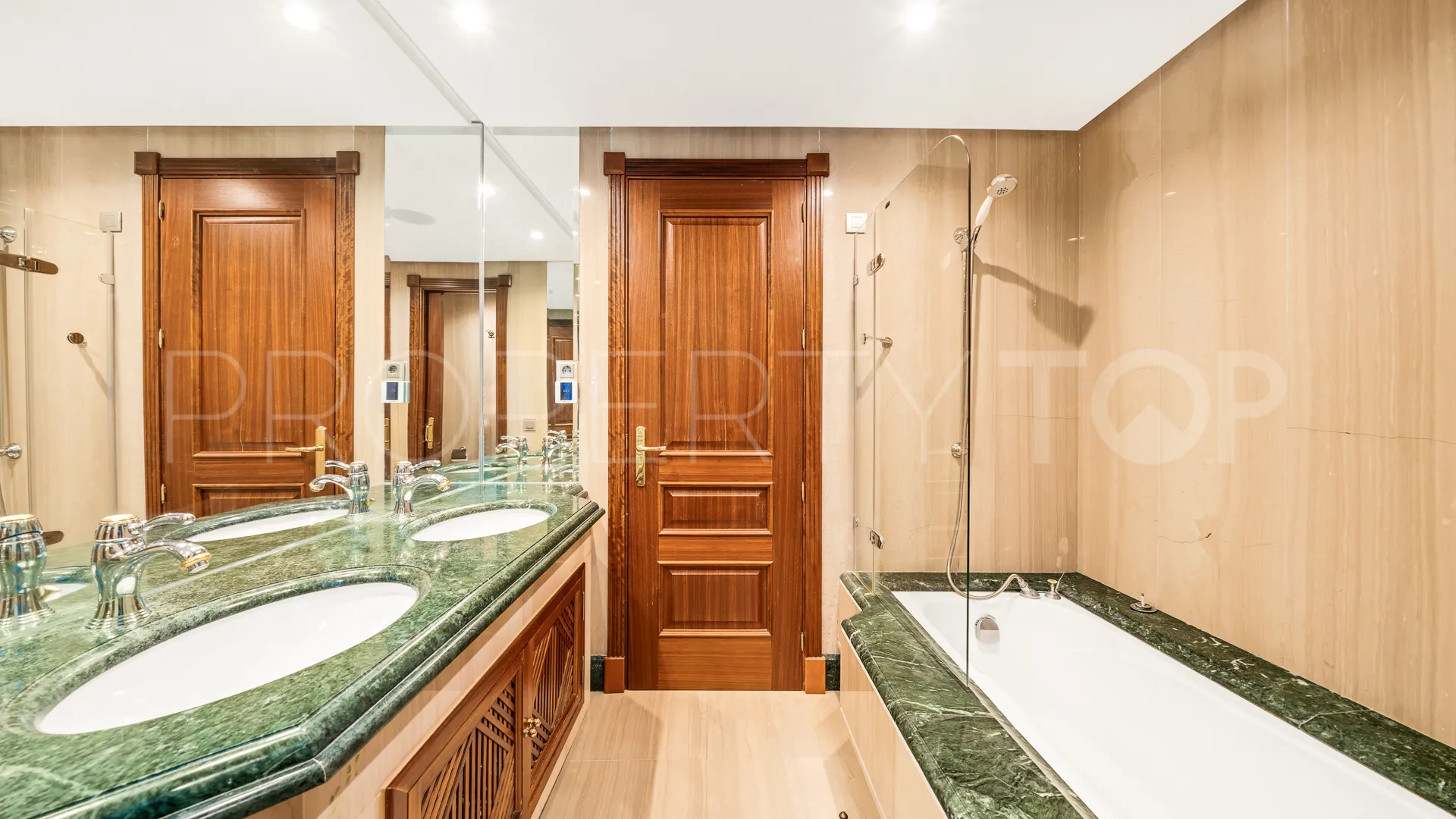 Se vende Ático en Los Monteros con 3 dormitorios