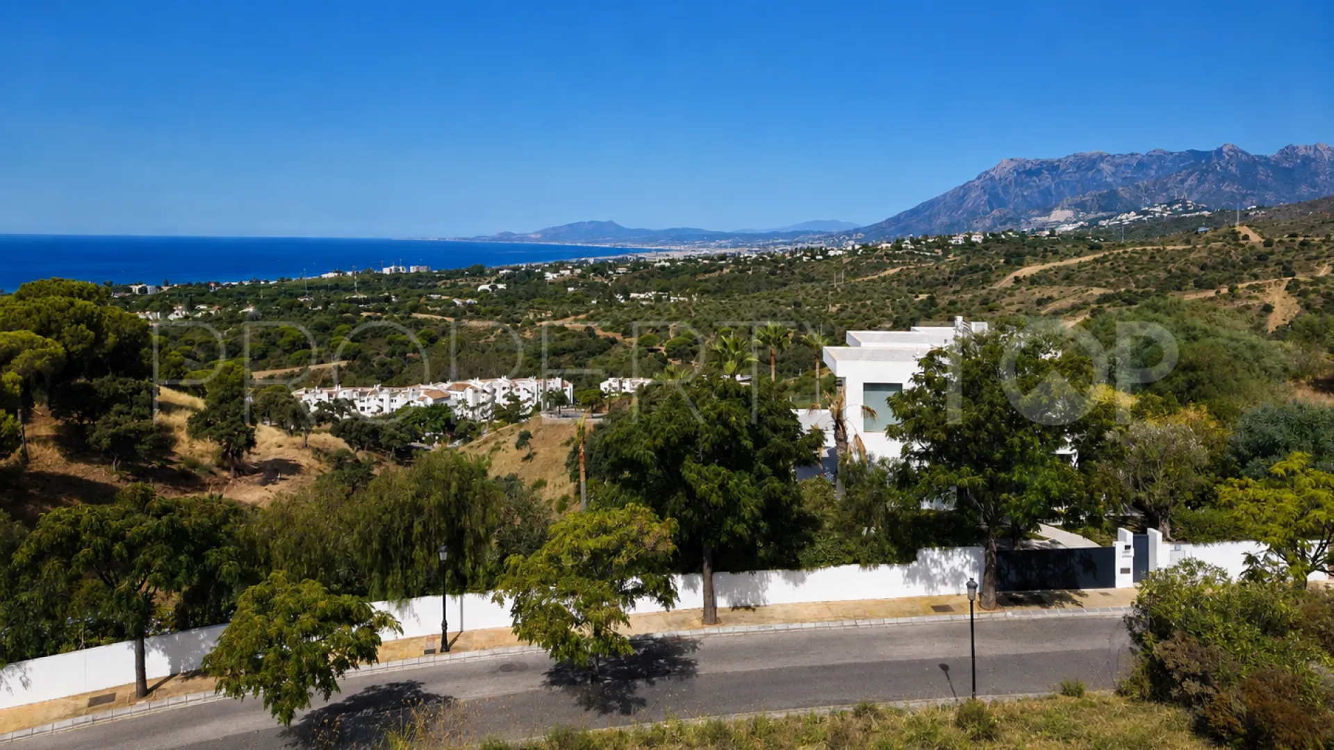 Comprar villa con 6 dormitorios en Elviria