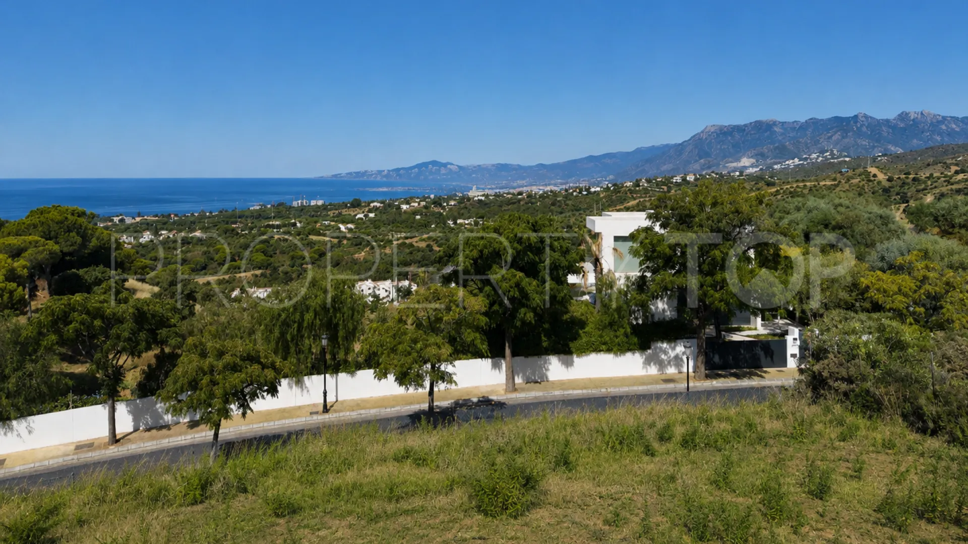 Comprar villa con 6 dormitorios en Elviria