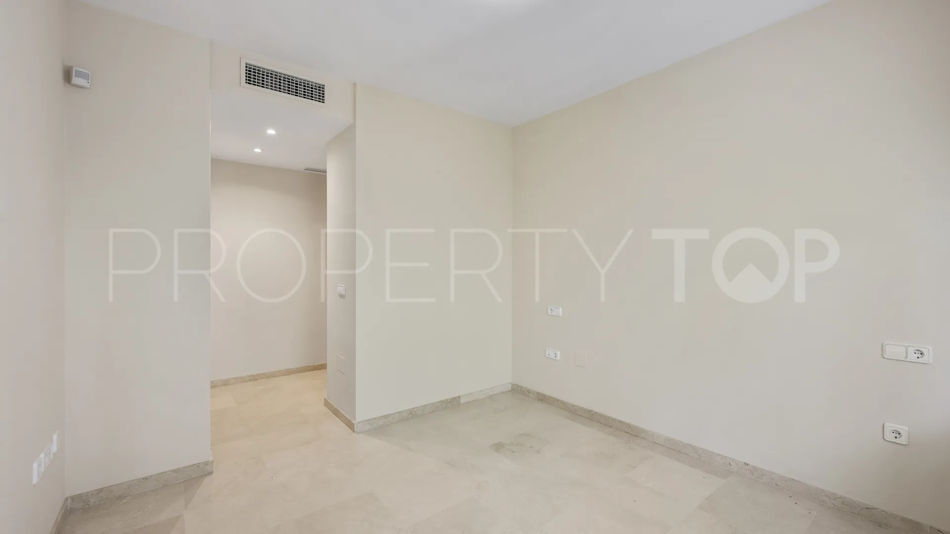 Penthouse for sale in Los Arqueros with 4 bedrooms
