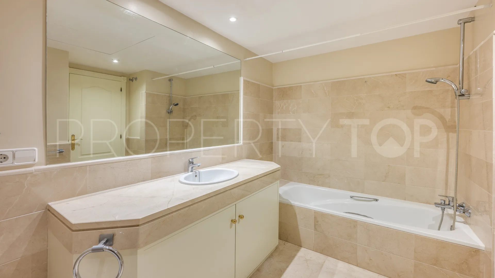 Penthouse for sale in Los Arqueros with 4 bedrooms