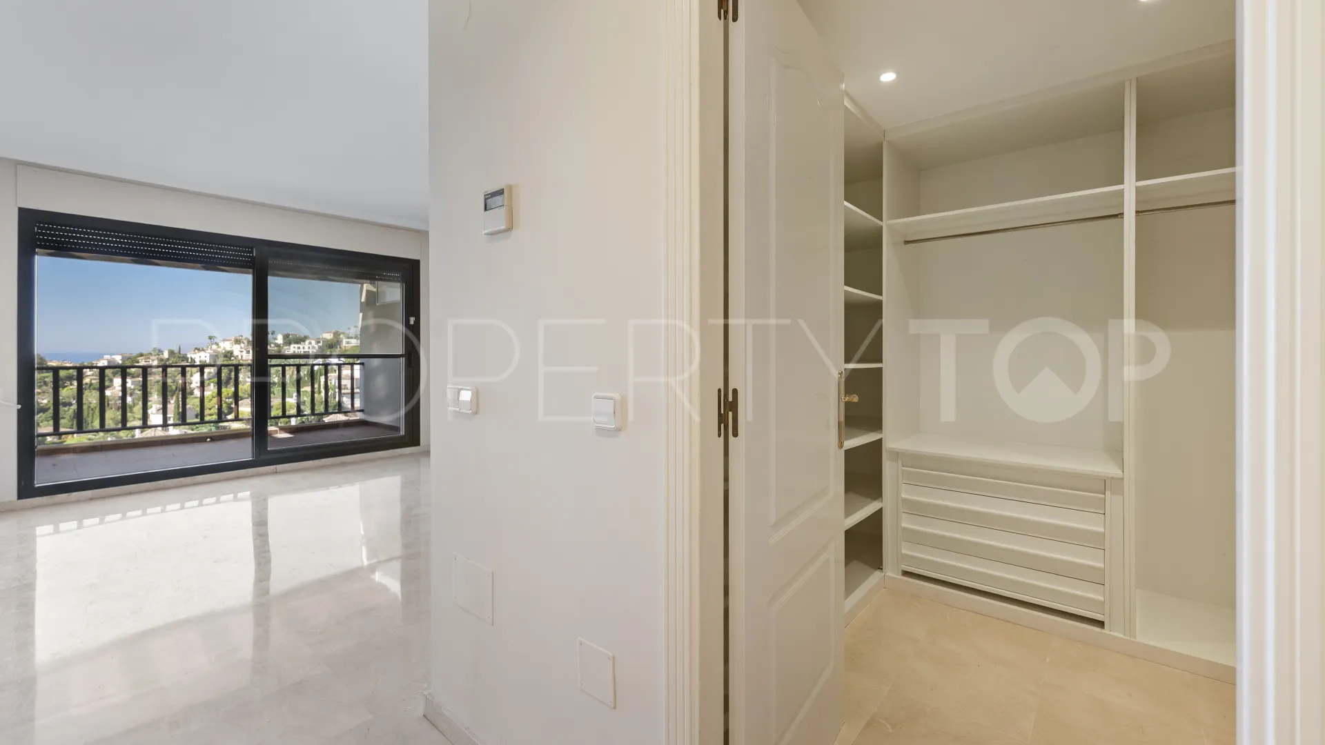 Penthouse for sale in Los Arqueros with 4 bedrooms