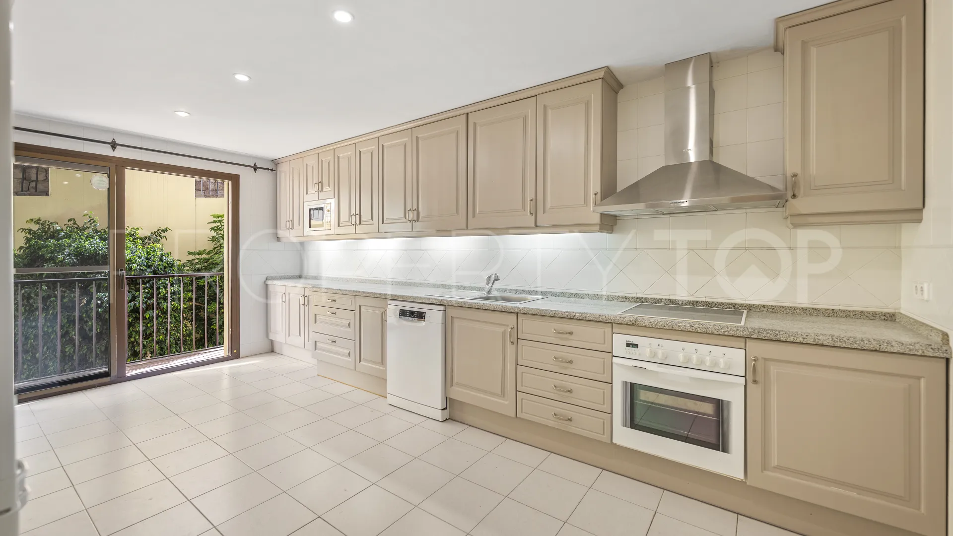 Penthouse for sale in Los Arqueros with 4 bedrooms