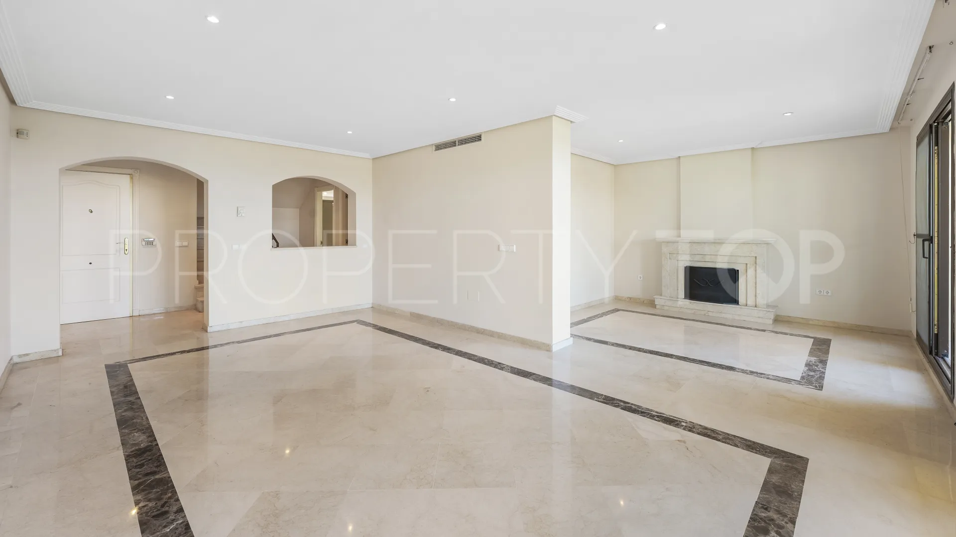 Penthouse for sale in Los Arqueros with 4 bedrooms