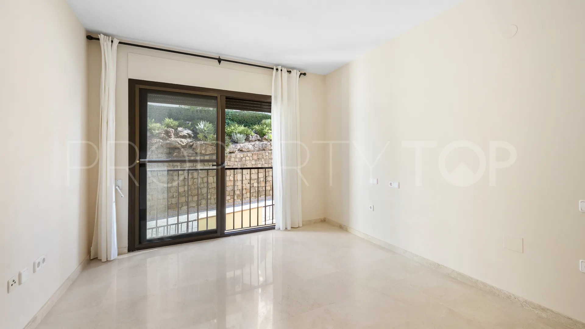 Penthouse for sale in Los Arqueros with 4 bedrooms