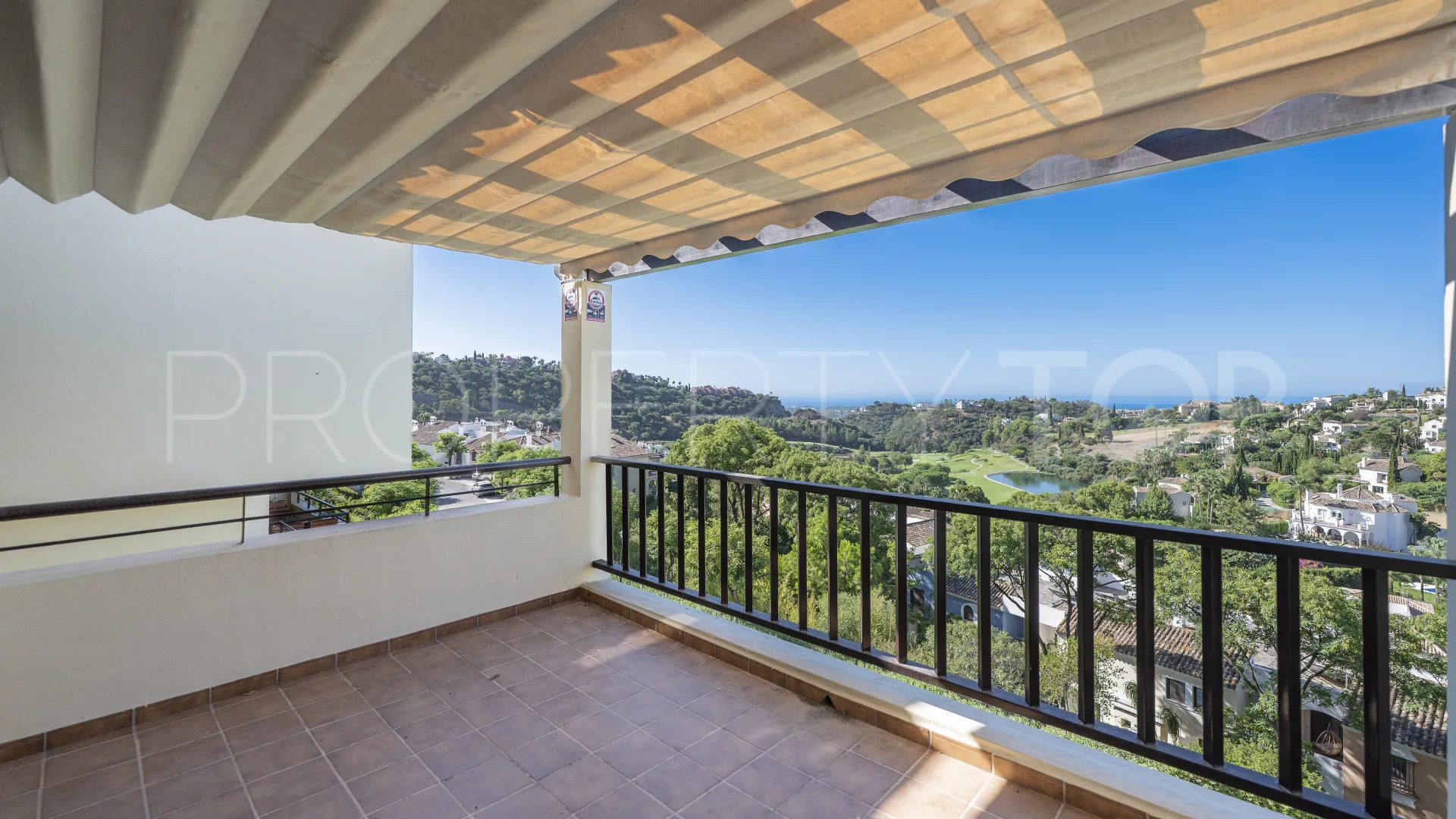 Penthouse for sale in Los Arqueros with 4 bedrooms