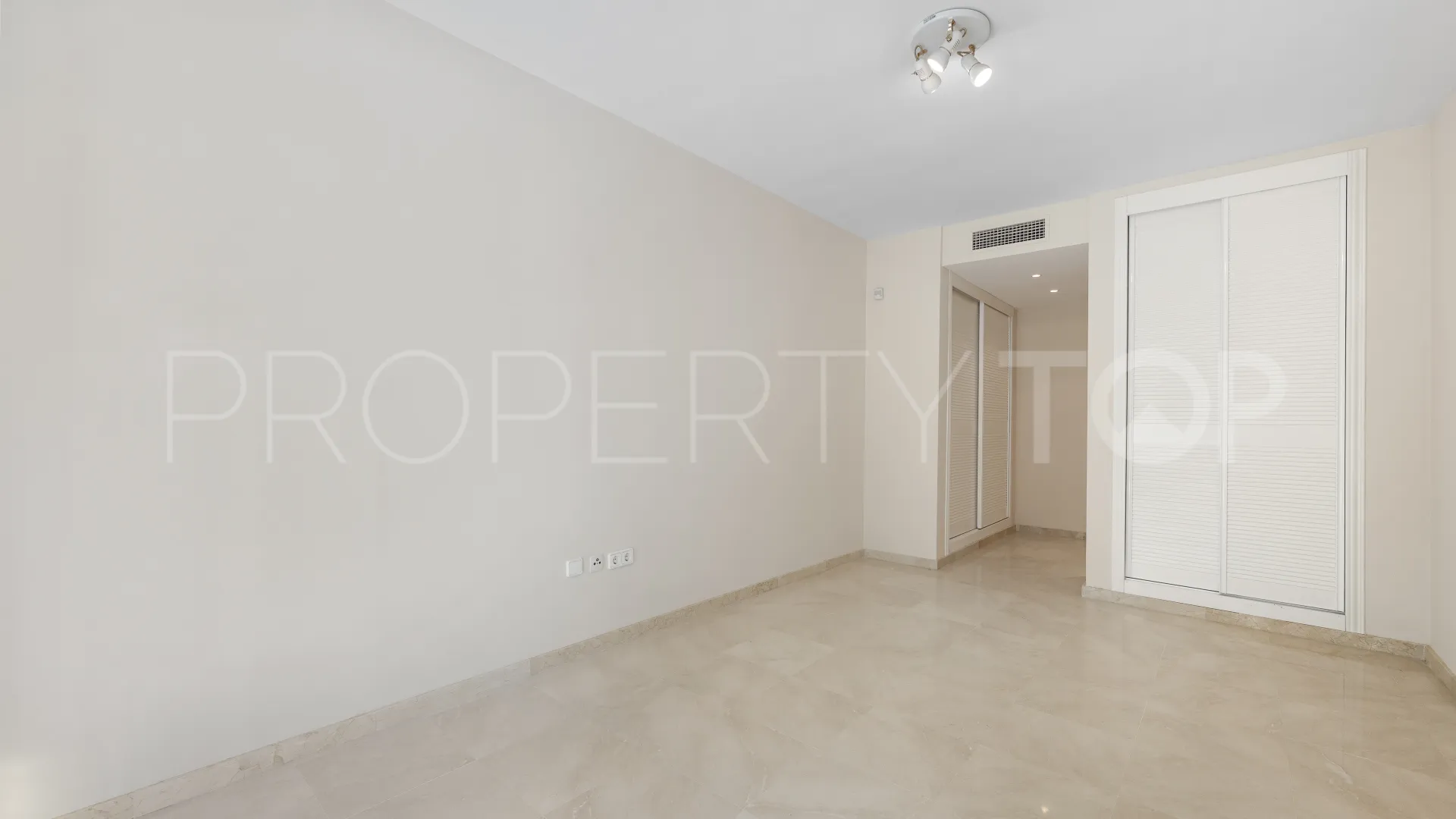 Penthouse for sale in Los Arqueros with 4 bedrooms
