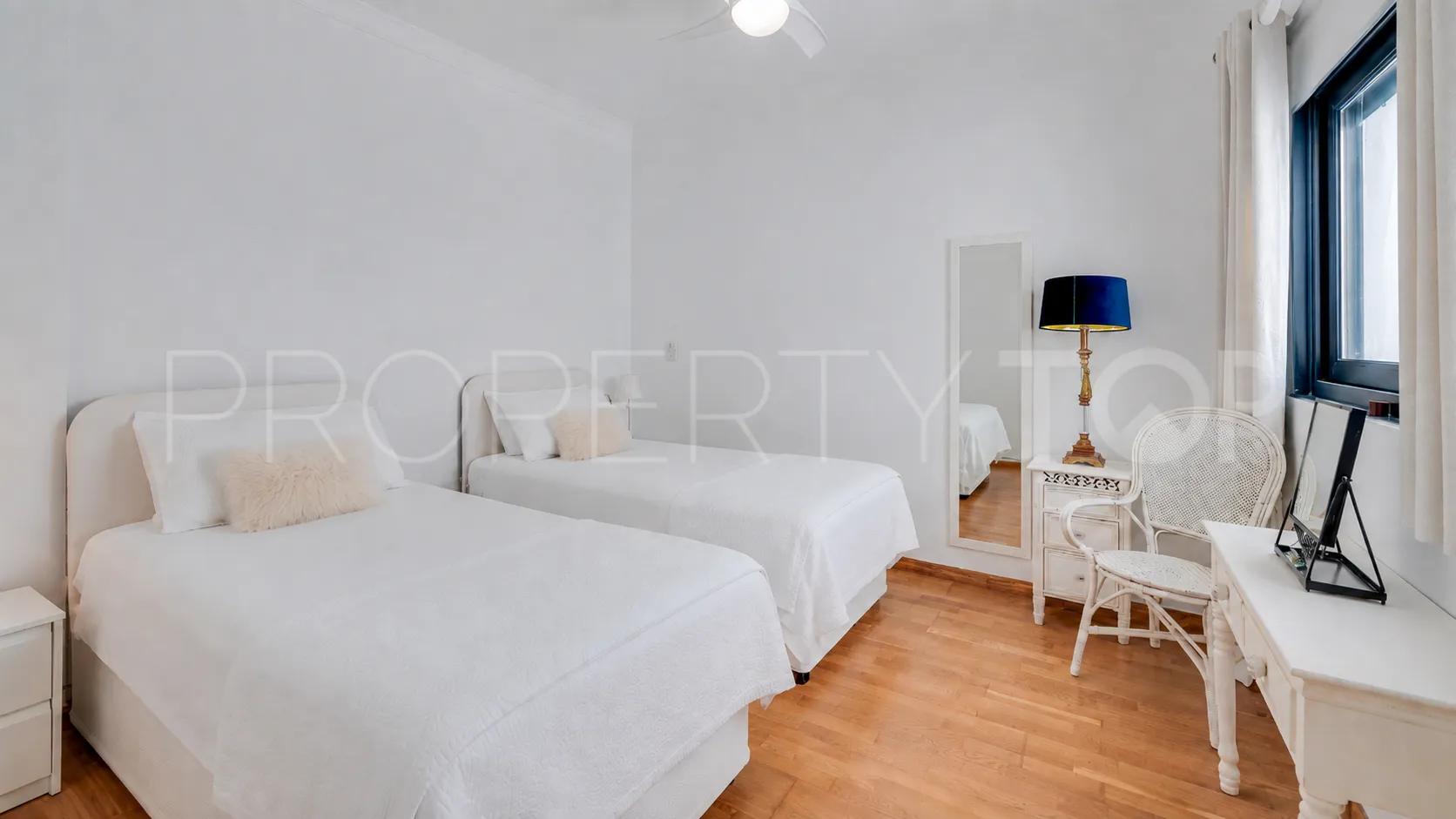 Town house for sale in La Mairena