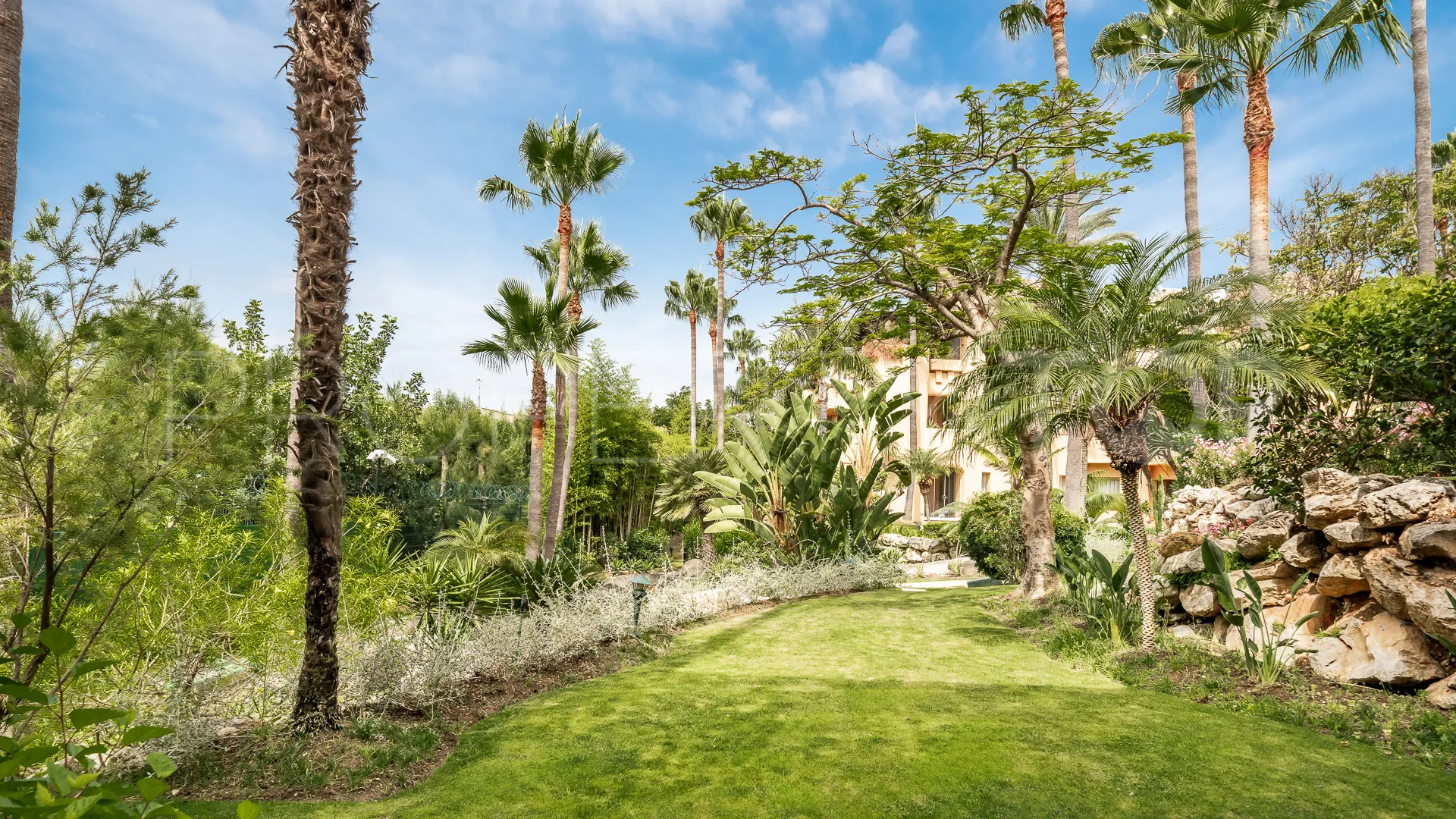 For sale ground floor apartment with 2 bedrooms in Sierra Blanca
