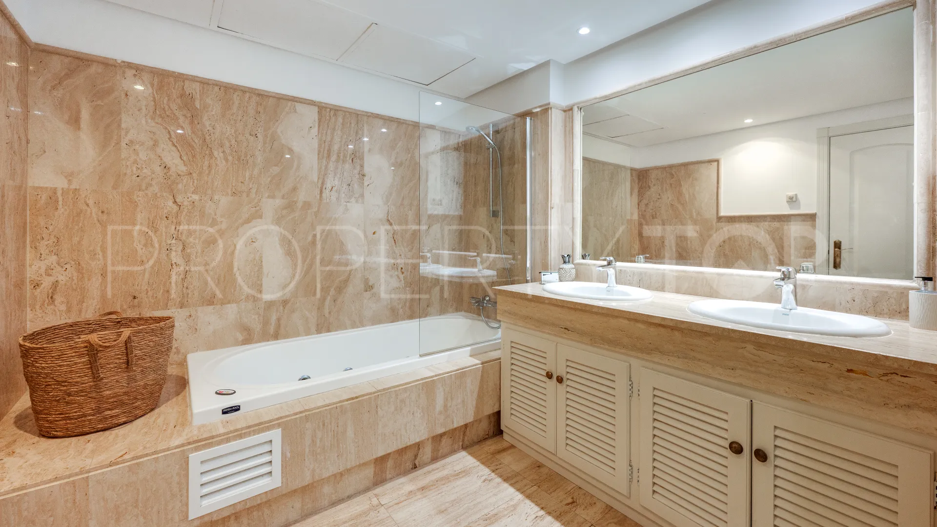 Comprar apartamento planta baja en Los Monteros de 3 dormitorios