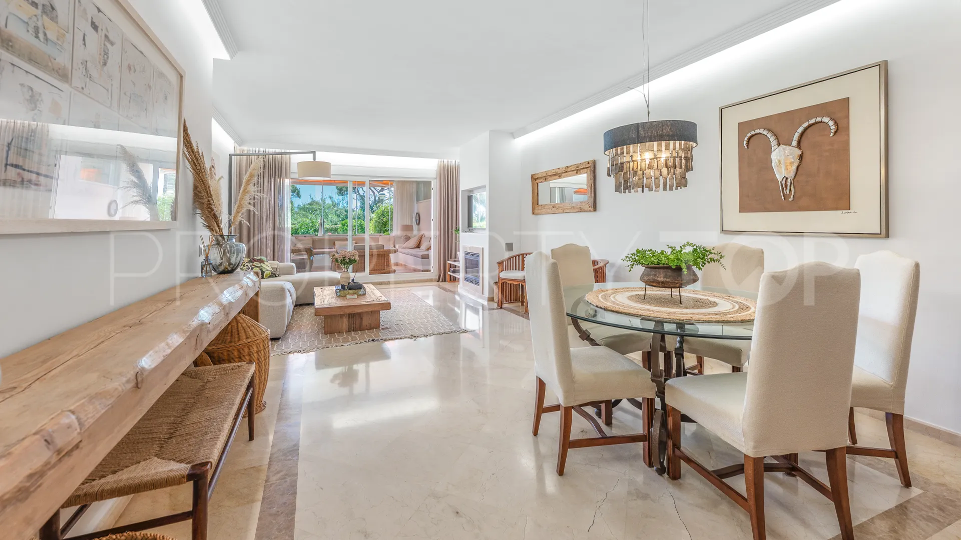 Comprar apartamento planta baja en Los Monteros de 3 dormitorios