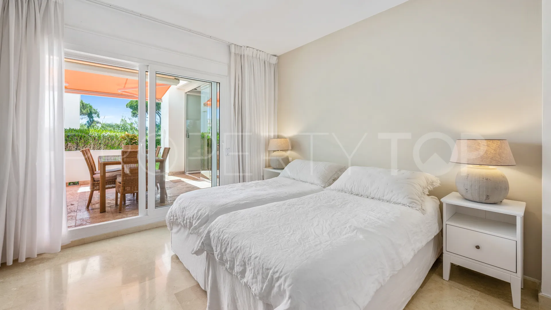 Comprar apartamento planta baja en Los Monteros de 3 dormitorios