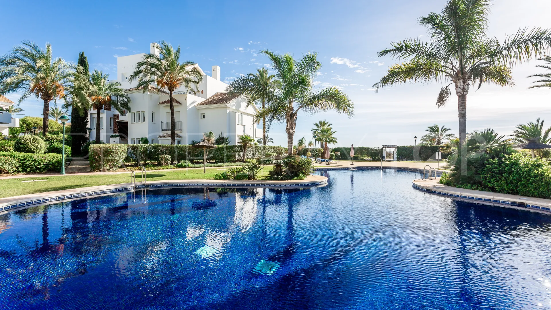 Comprar apartamento planta baja en Los Monteros de 3 dormitorios