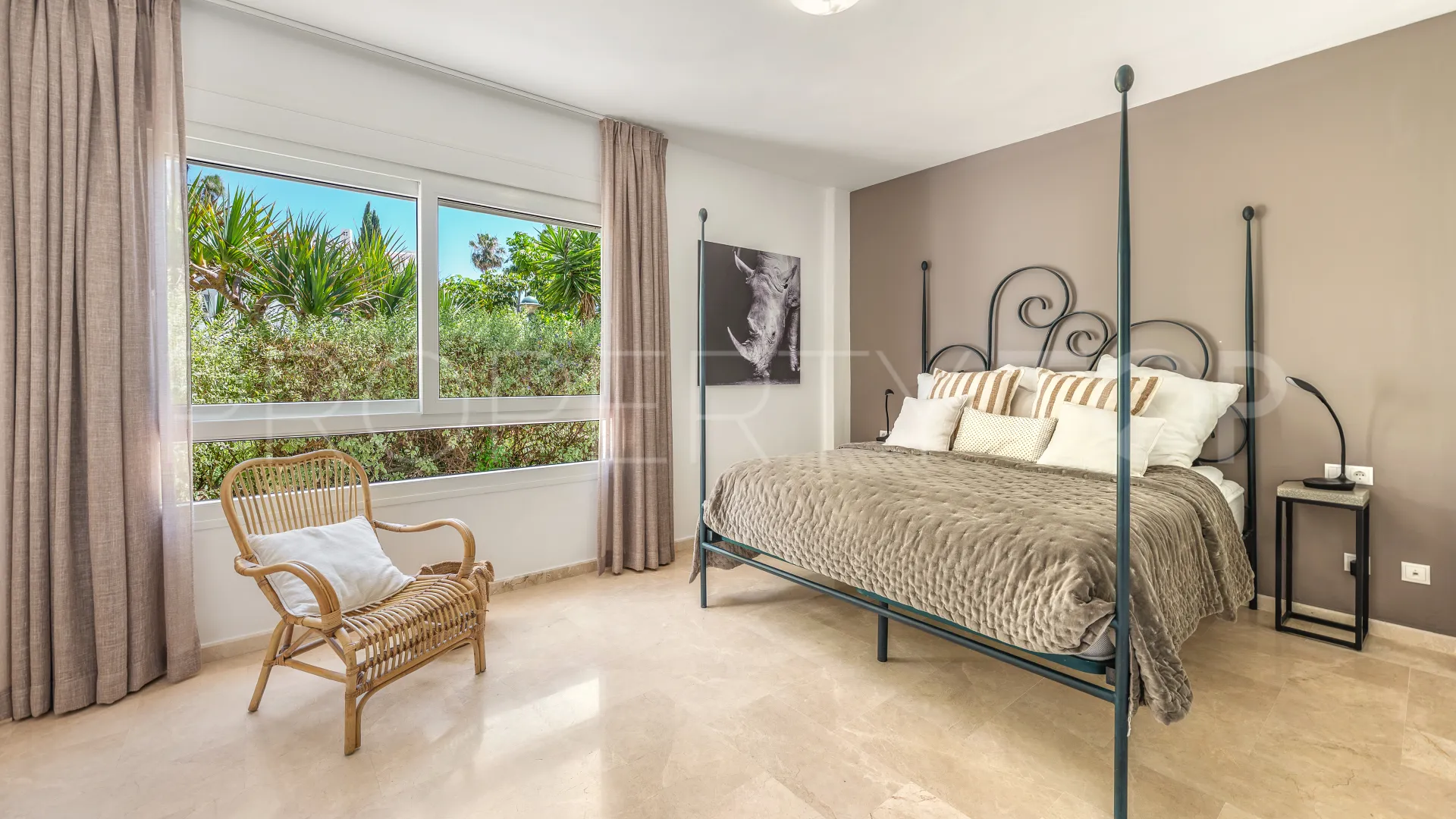 Comprar apartamento planta baja en Los Monteros de 3 dormitorios