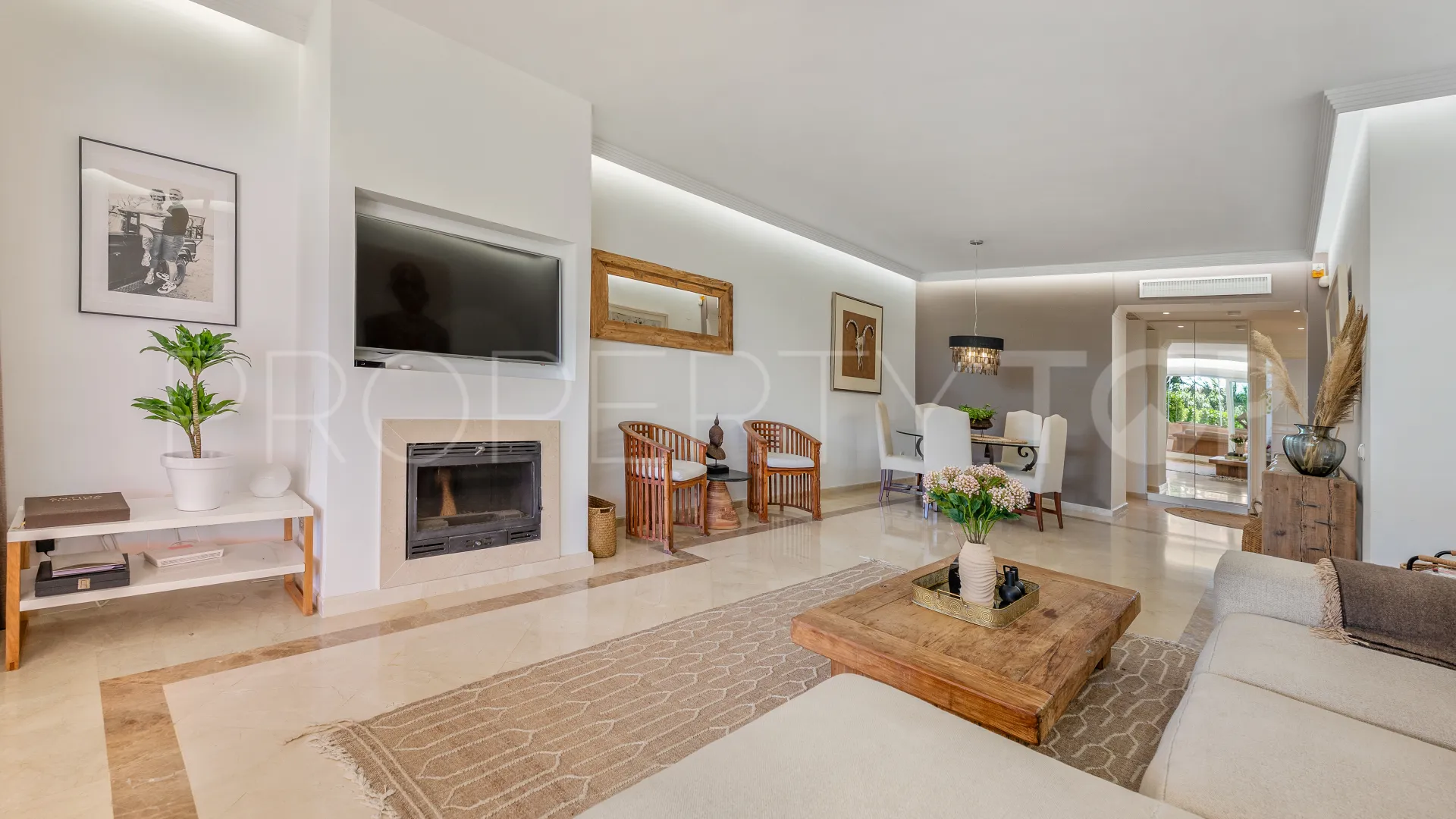 Comprar apartamento planta baja en Los Monteros de 3 dormitorios