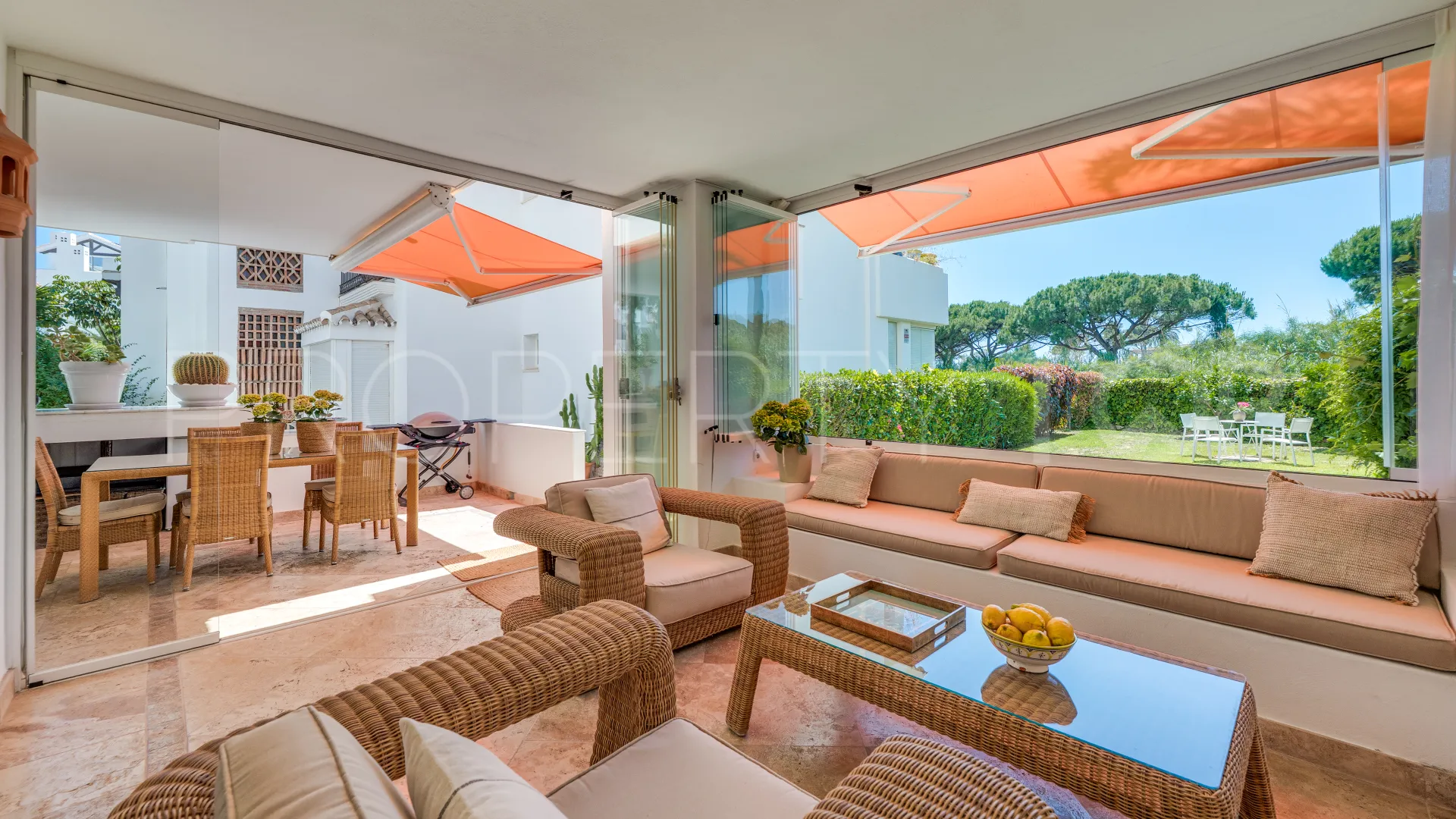 Comprar apartamento planta baja en Los Monteros de 3 dormitorios